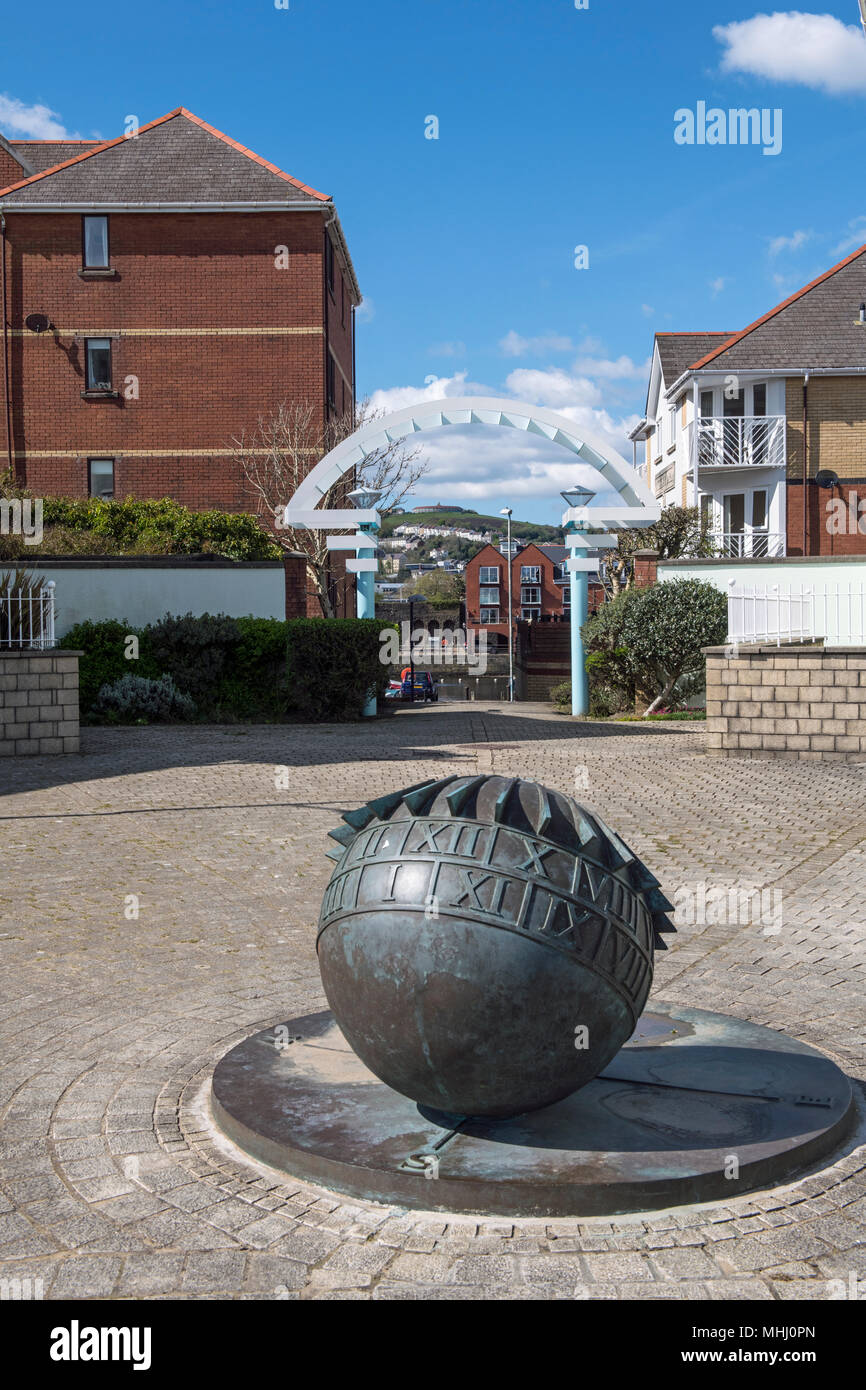 Globus Sonnenuhr Skulptur auf der Marine gehen, Maritime Quarter, Swansea, Südwales Stockfoto