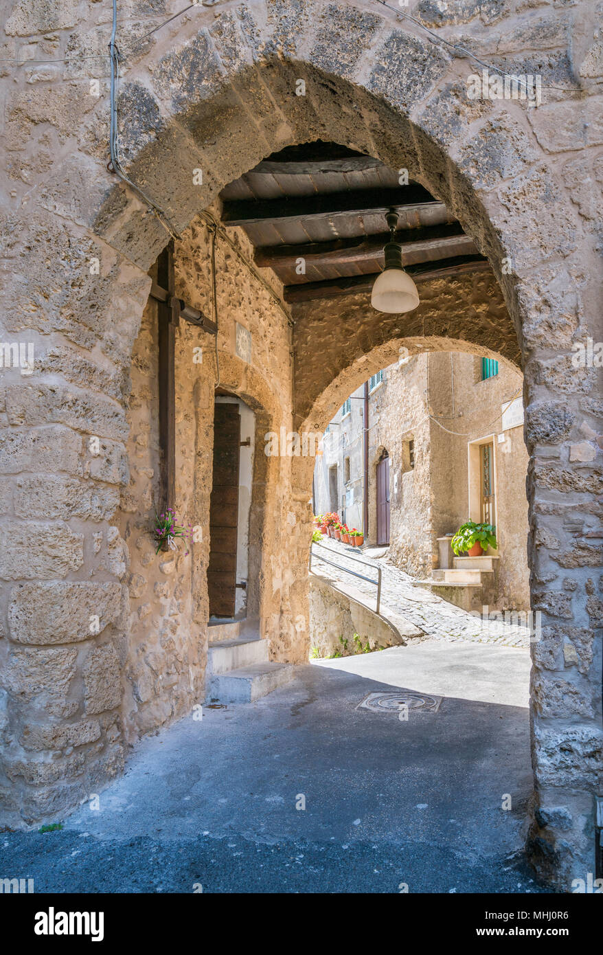 Subiaco Altstadt in einem Sommermorgen, Provinz Rom, Latium, Italien. Stockfoto