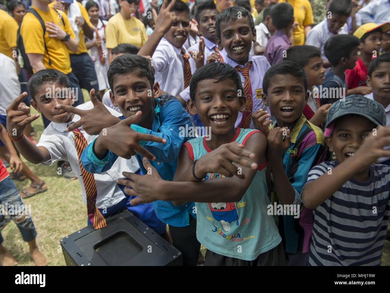 180428-N-MD 713-0375 TRINCOMOLEE, Sri Lanka (28. April 2018) Studierende aus T/MU/Paddithidal Maha Vidyalayam Schule posieren für die Kamera während einer US-Pazifikflotte Band Leistung als Teil der militärischen Sealift Command Krankenhausschiff der USNS Mercy (T-AH 19) Community Relations Ereignis während der Pacific Partnership 2018 (PP18), 28. April 2018. PP18's Mission ist es, gemeinsam mit Gastgeber und Partner Nationen zu arbeiten regionaler Interoperabilität und Disaster Response Funktionen, erhöhen die Stabilität und Sicherheit in der Region zu stärken, und neue und dauerhafte Freundschaften in der gesamten indopazifischen Region fördern. Pac Stockfoto 180428-N-MD 713-0375 TRINCOMOLEE, Sri Lanka (28. April 2018) Studierende aus T/MU/Paddithidal Maha Vidyalayam Schule posieren für die Kamera während einer US-Pazifikflotte Band Leistung als Teil der militärischen Sealift Command Krankenhausschiff der USNS Mercy (T-AH 19) Community Relations Ereignis während der Pacific Partnership 2018 (PP18), 28. April 2018. PP18's Mission ist es, gemeinsam mit Gastgeber und Partner Nationen zu arbeiten regionaler Interoperabilität und Disaster Response Funktionen, erhöhen die Stabilität und Sicherheit in der Region zu stärken, und neue und dauerhafte Freundschaften in der gesamten indopazifischen Region fördern. Pac Stockfoto