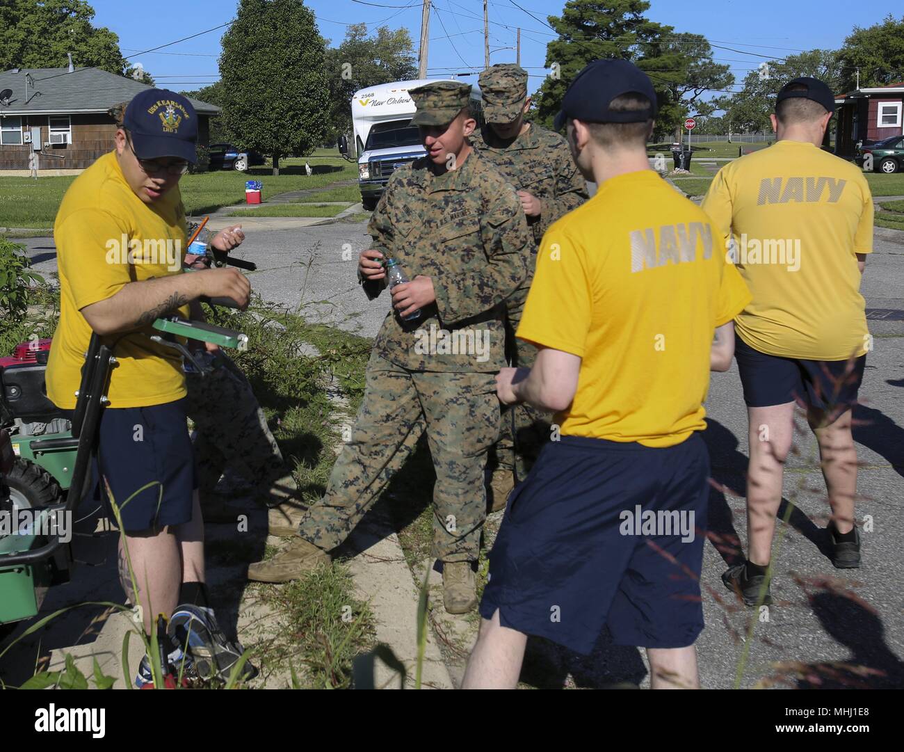 Us-Marines und Matrosen machen Sie eine Pause vom tun Hof arbeiten in der lokalen New Orleans während Marine Woche, April 23, 2018, 23. April 2018. Während Marine Woche New Orleans, Marinesoldaten und Matrosen sind zur Unterstützung der Gemeinschaften gewidmet. (U.S. Marine Corps Foto von Lance Cpl. Samuel Lyden). () Stockfoto