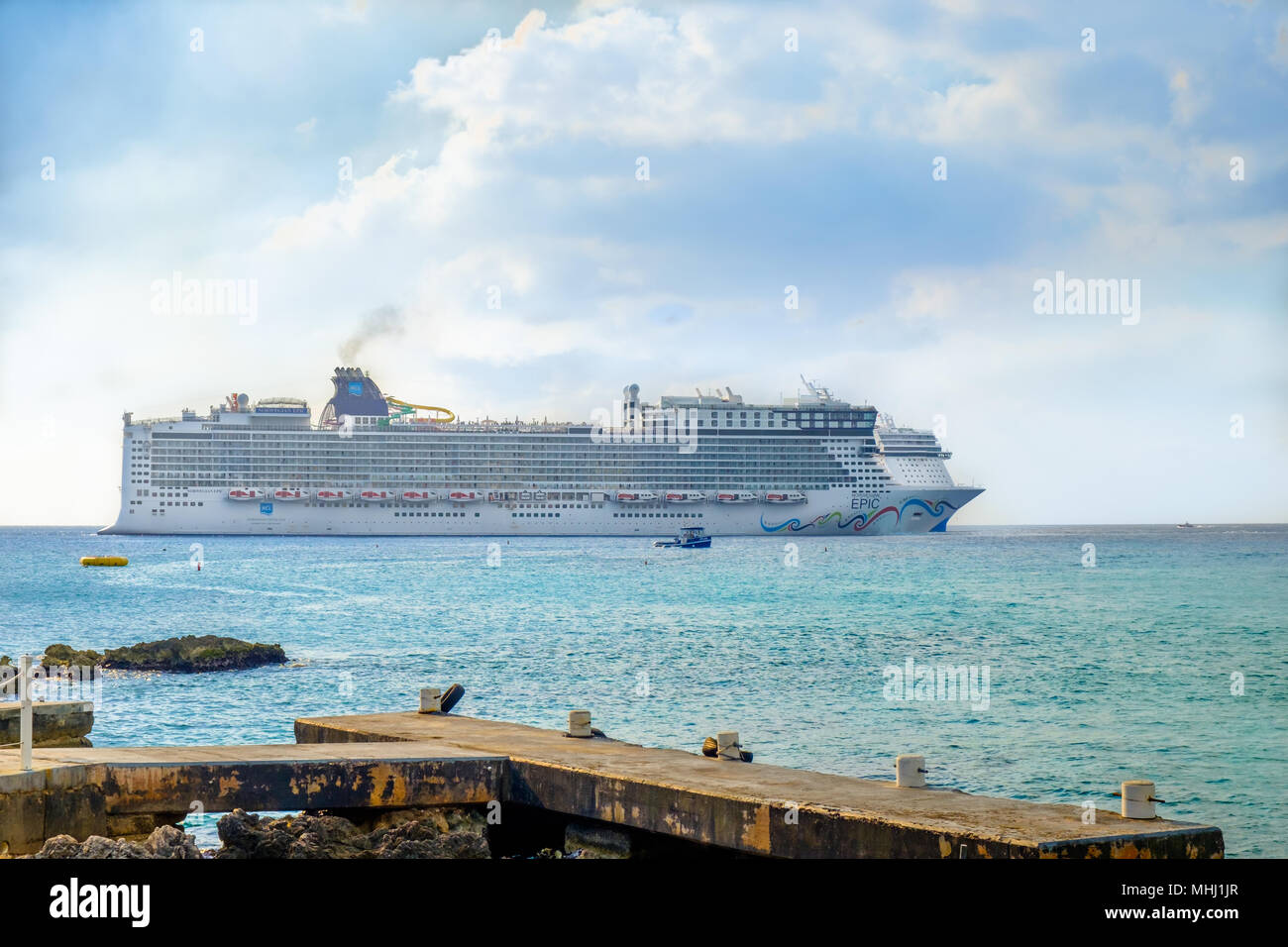 Grand Cayman, Cayman Islands, Feb 2018, die Norwegian Epic cruise ship an der Karibik von George Town Port günstig Stockfoto