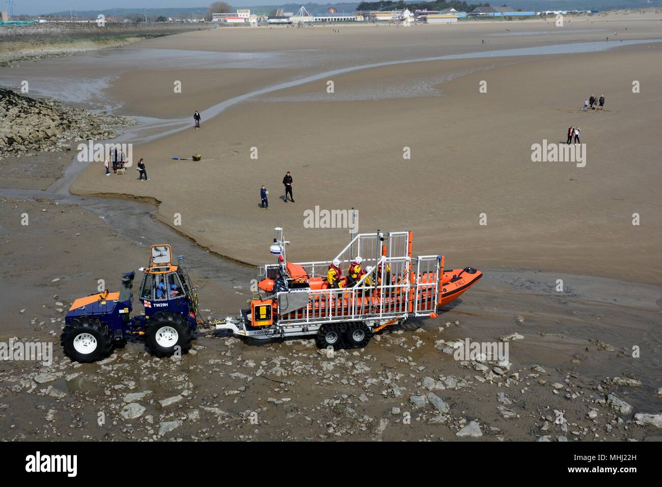 Einleitung Porthcawl Rettungsboot zu einem Notfall auf Porthcawl Strand namens durch ttractor Wales Cymru K GB Stockfoto