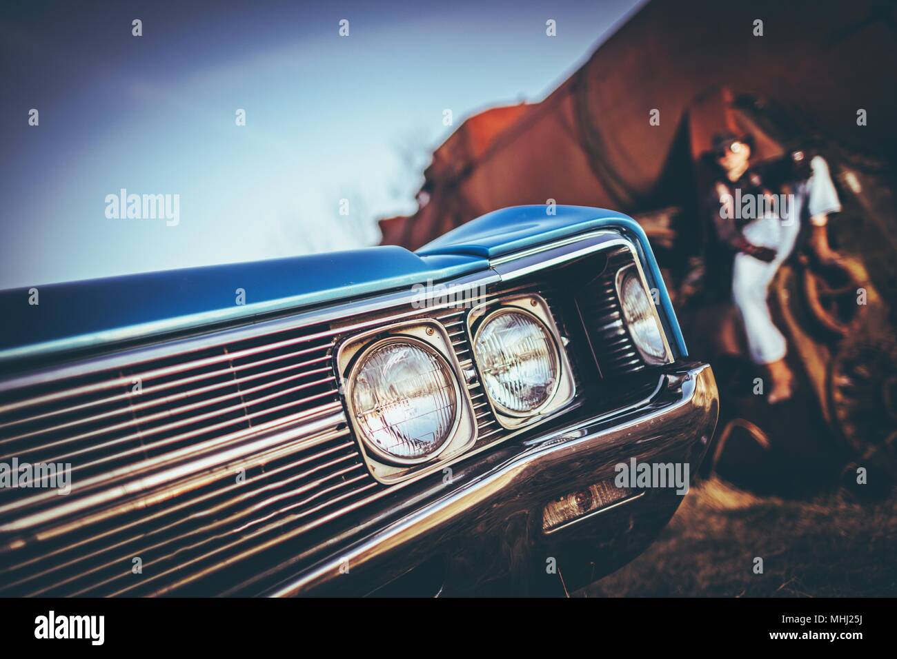 American Classic Reiten und den Cowboy entspannend auf die ROSTIGEN Lokomotive im Hintergrund. Stockfoto