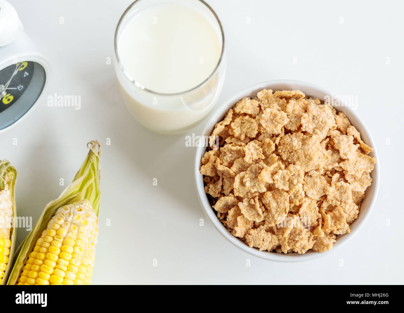 Gesunde Cornflakes mit Milch zum Frühstück am Tisch, essen und trinken Stockfoto