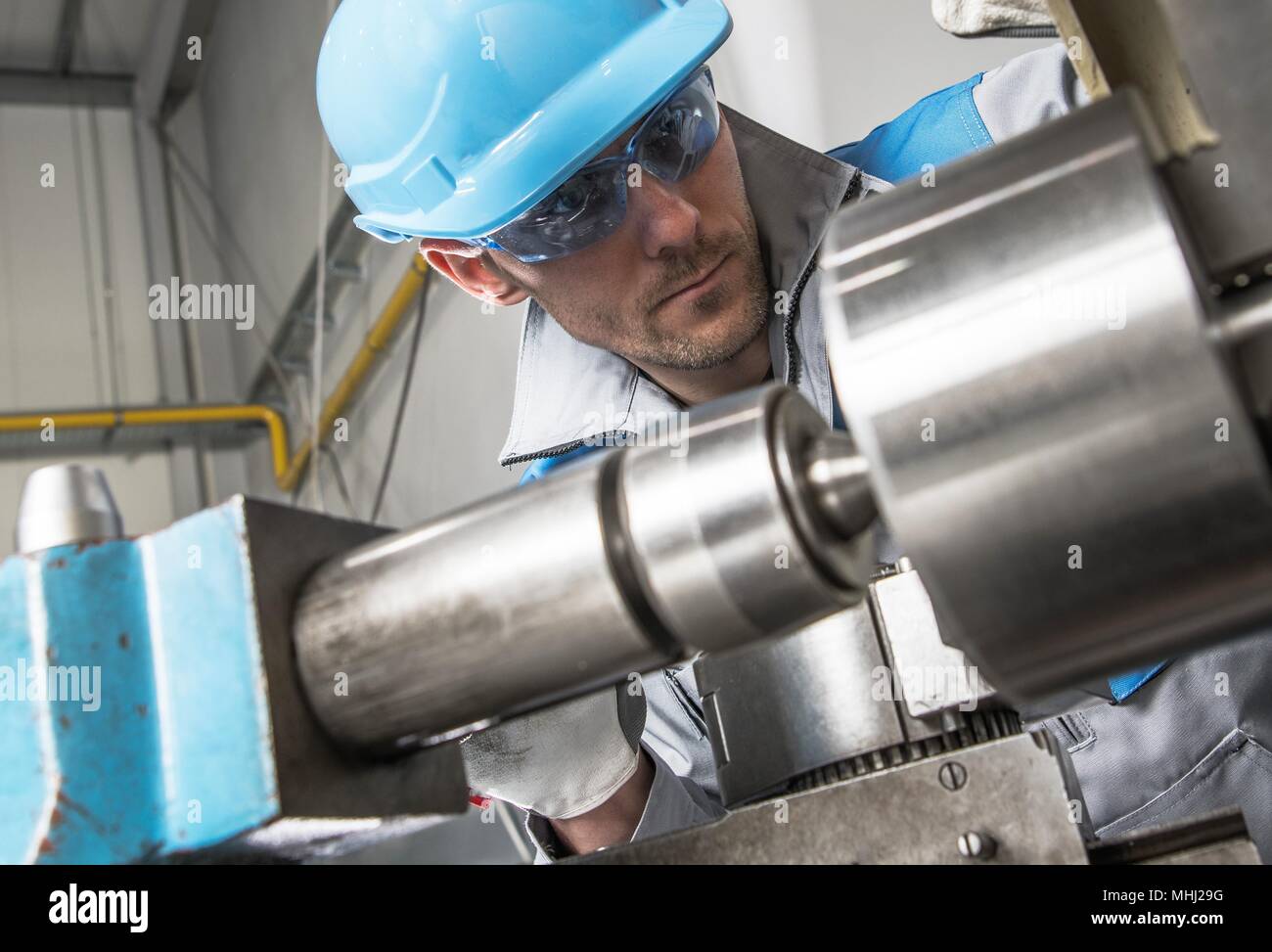Drehbank metallverarbeitende Industrie Arbeiter. Kaukasische Drehmaschine Techniker Arbeiter. Stockfoto