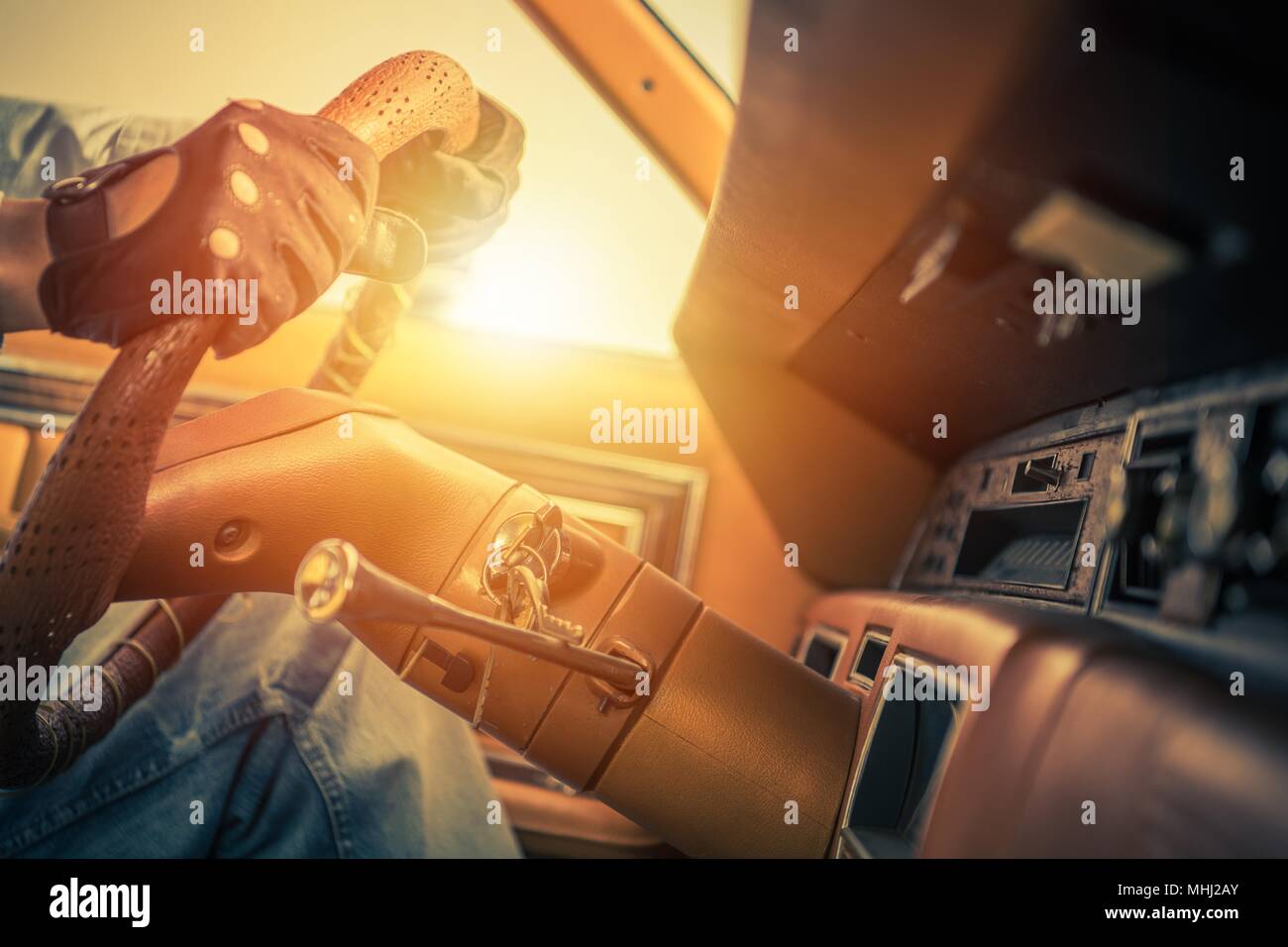 Retro Road Trip während des Sonnenuntergangs. Classic Car Fahren Thema. Stockfoto