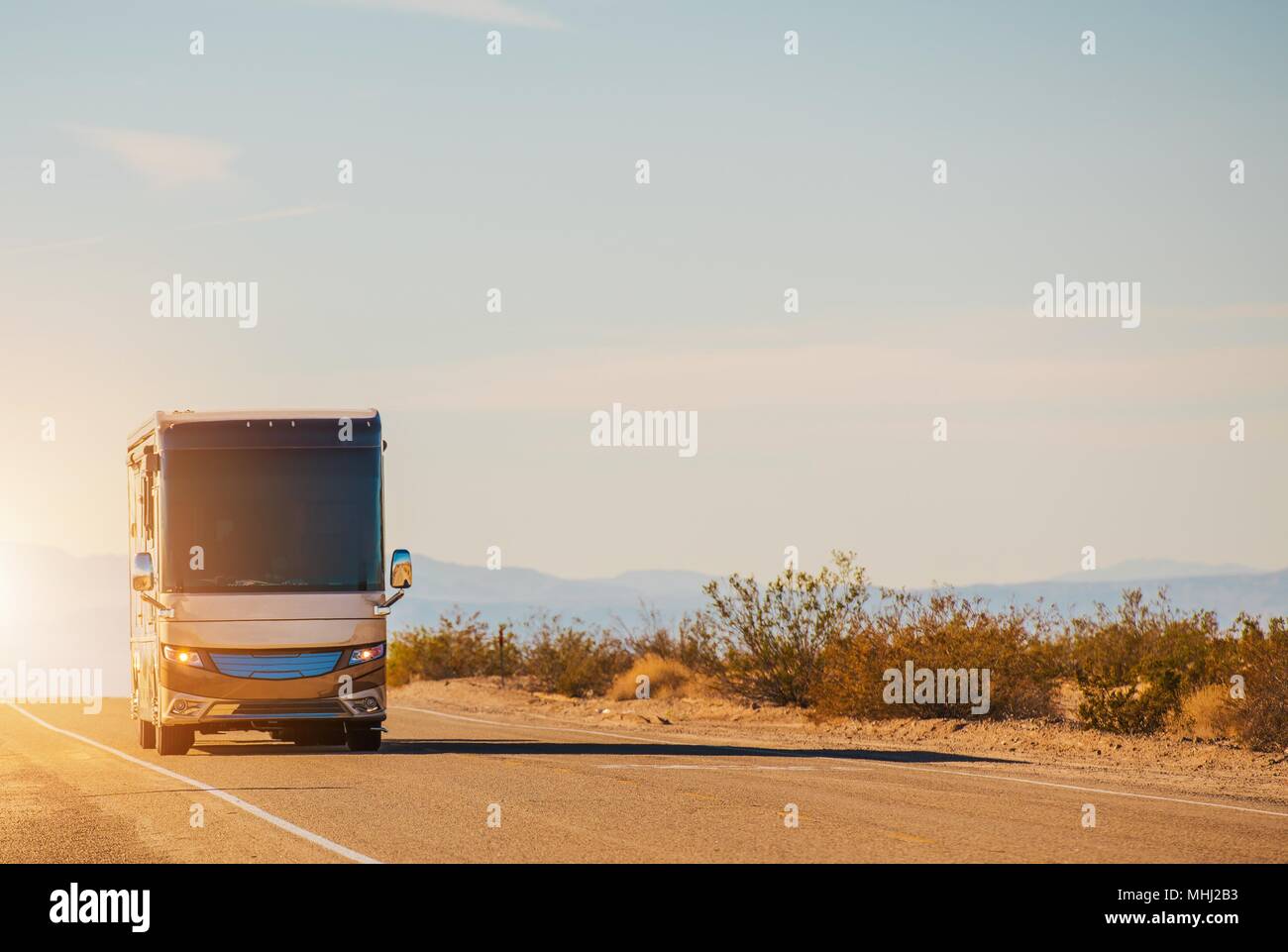 RV Motorcoach Road Trip. Class A Diesel Pusher auf der Kalifornien Deseret Highway. Reisen mit Stil. Die Vereinigten Staaten von Amerika. Stockfoto