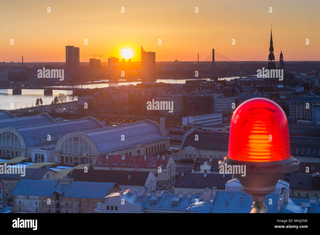 Sonnenuntergang Riga, Blick von der Aussichtsplattform der Akademie der Wissenschaften. Vordergrund zeigt einer der Blinkleuchten Stockfoto