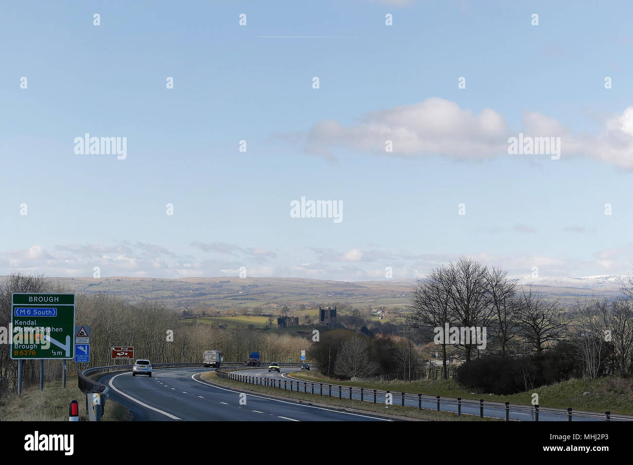 Die A 66 an Brough Brough, Cumbria mit Blick auf die Burg. Stockfoto