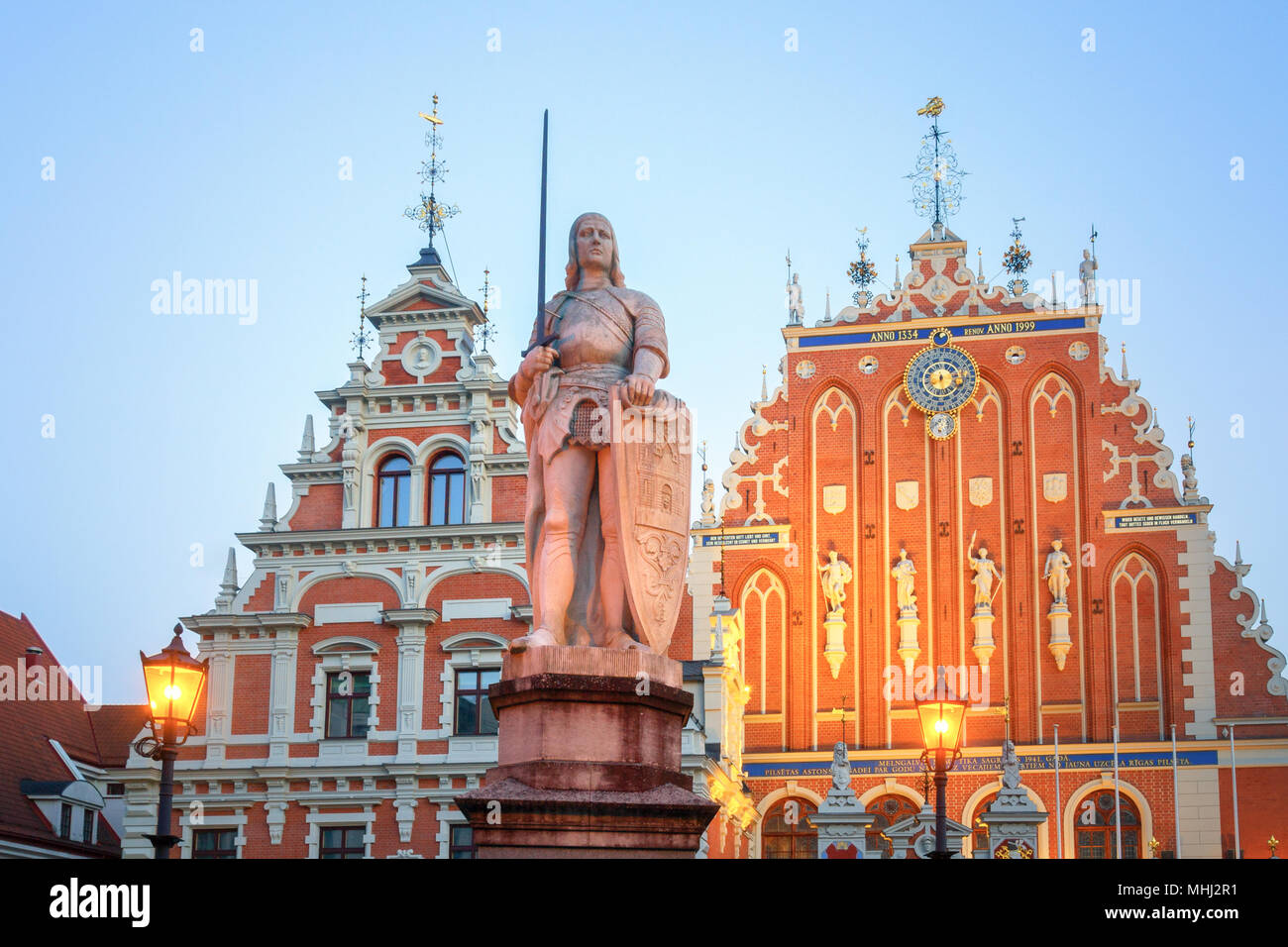 Riga Schwarzhäupterhaus und Statue des Heiligen Roland in der Dämmerung Stockfoto