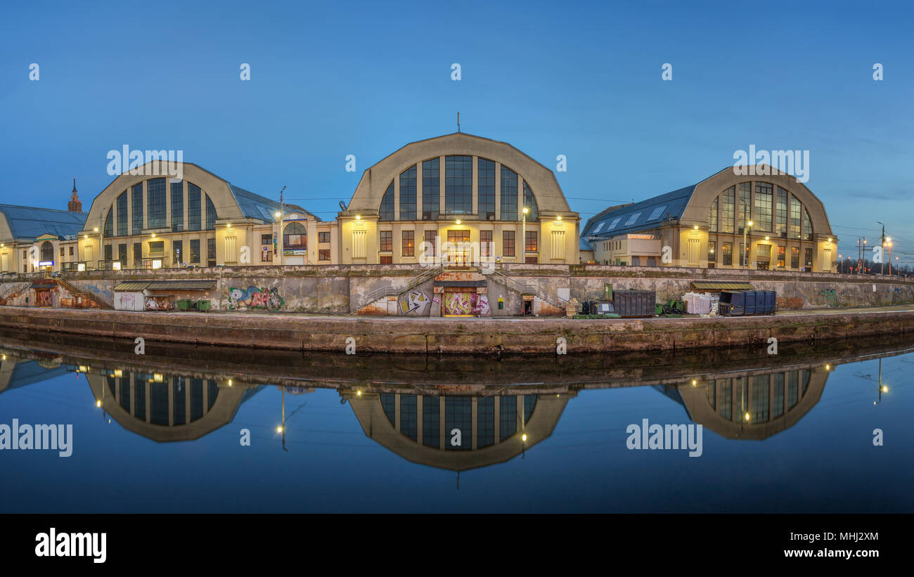 Riga Central Market, ist Europas größte Bazar mit alten Deutschen Zeppelin Hangar Stockfoto