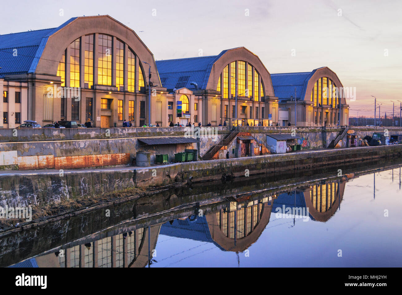 Riga Central Market, ist Europas größte Bazar mit alten Deutschen Zeppelin Hangar Stockfoto