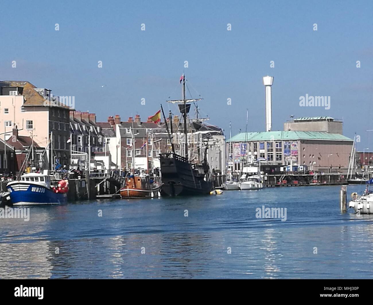 Schwarze Pirat suchen historisches Schiff in den Hafen von Weymouth. Stockfoto