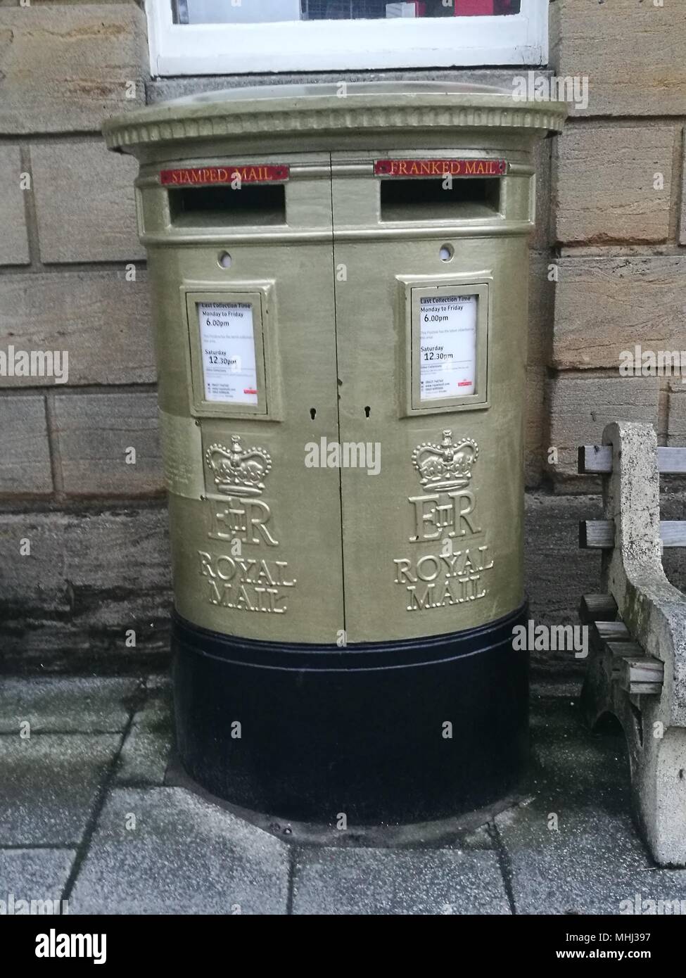 Doppelzimmer Royal Mail Gold bemalt Olympischen Post Box Stockfoto
