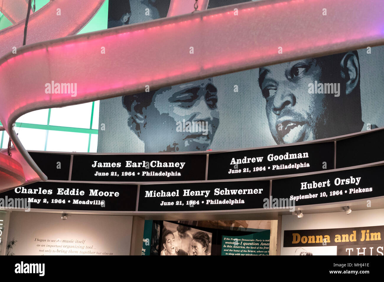 Jackson, Mississippi - Die Namen der bürgerlichen Rechte Märtyrer umschließen den rundbau am Mississippi Civil Rights Museum. Im Preis enthalten sind James Chaney, Andre Stockfoto