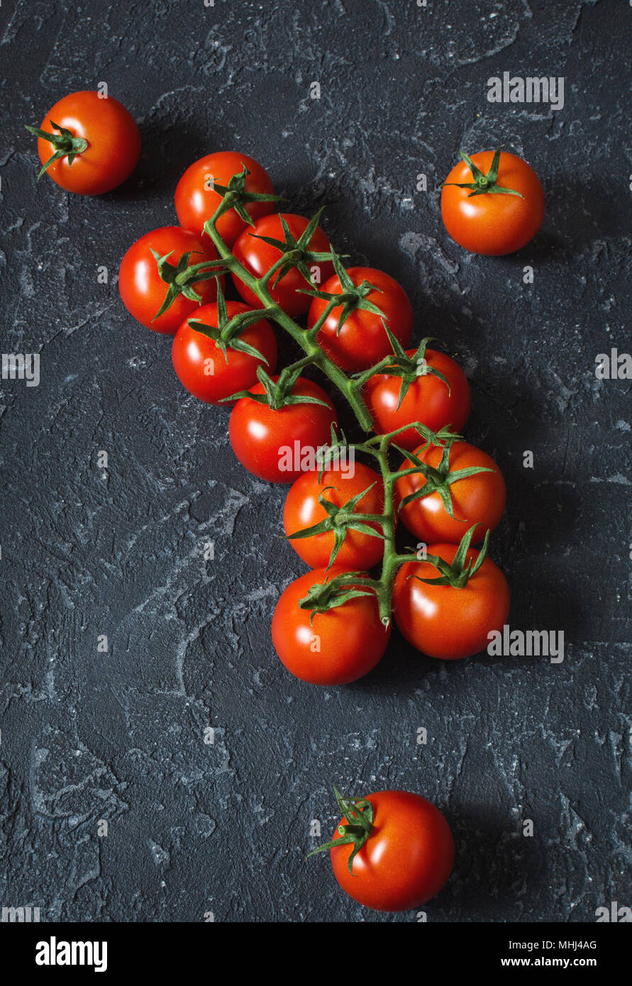 Frische Kirschtomaten auf Stein. Ökologische Lebensmittel Stockfoto