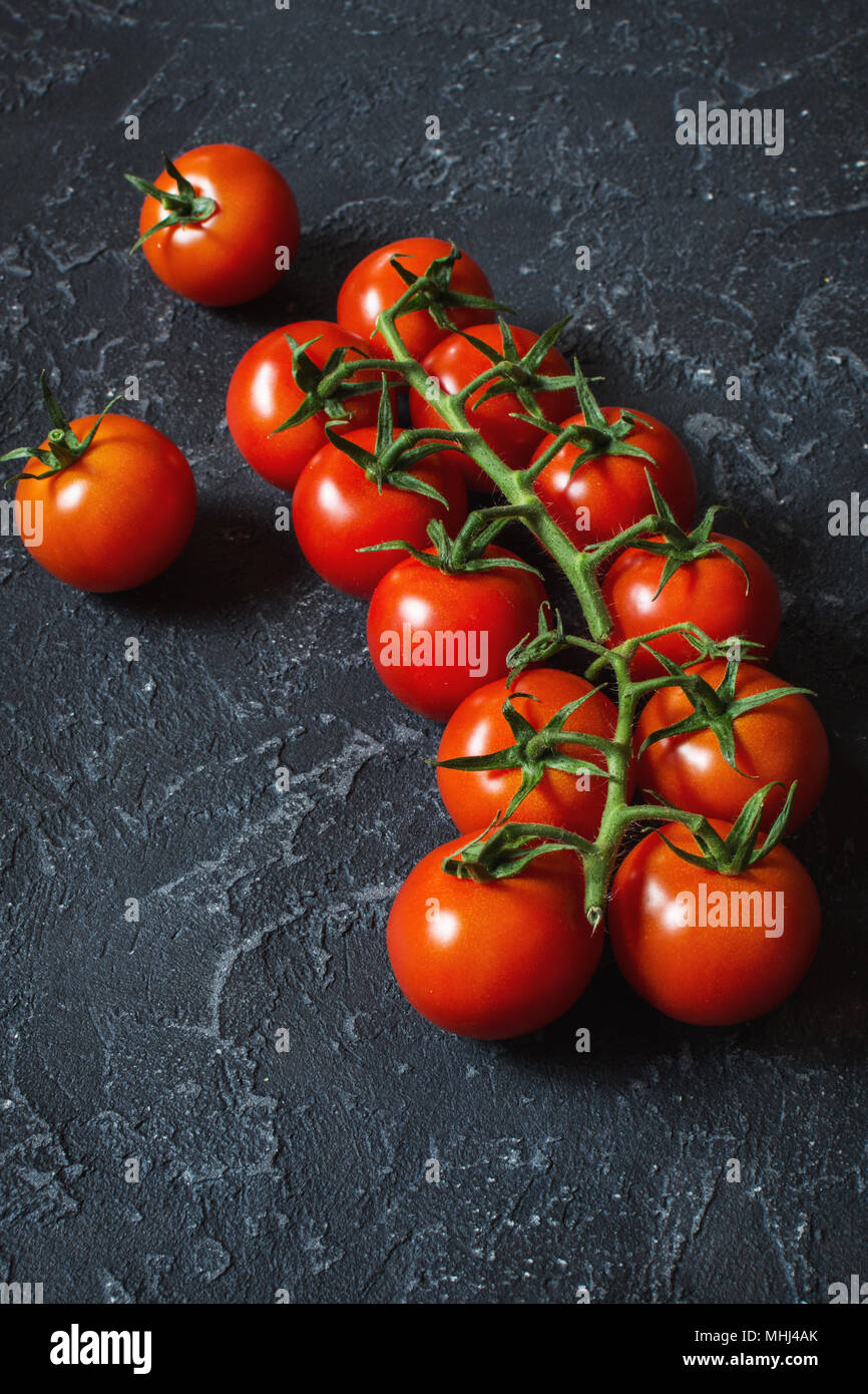 Frische Kirschtomaten auf Stein. Ökologische Lebensmittel Stockfoto