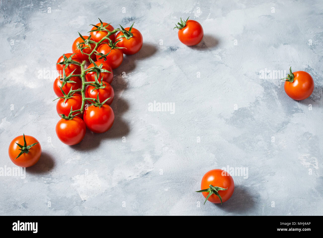 Frische Kirschtomaten auf Stein. Ökologische Lebensmittel. Platz für Text. Stockfoto