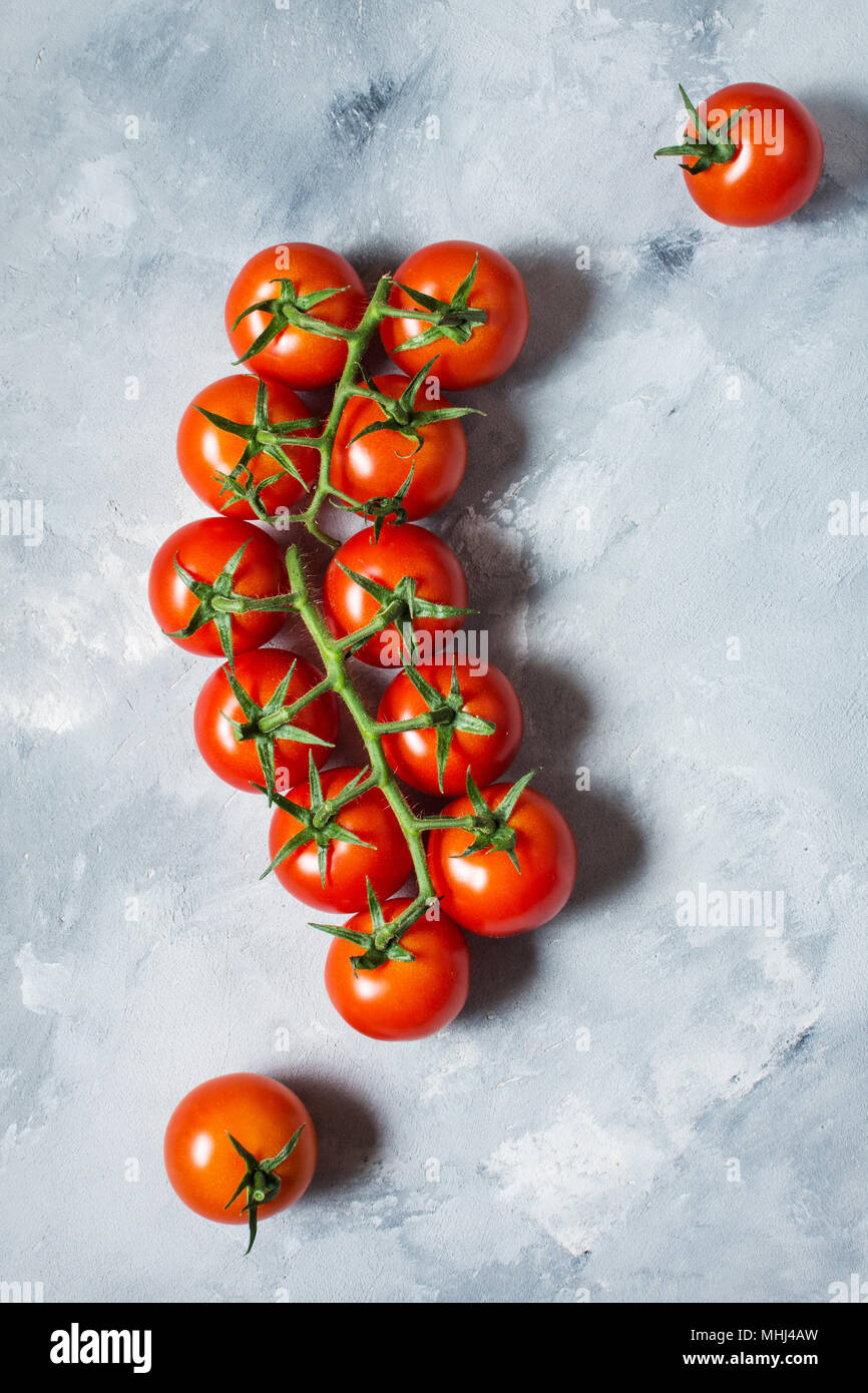 Frische Kirschtomaten auf Stein. Ökologische Lebensmittel Stockfoto