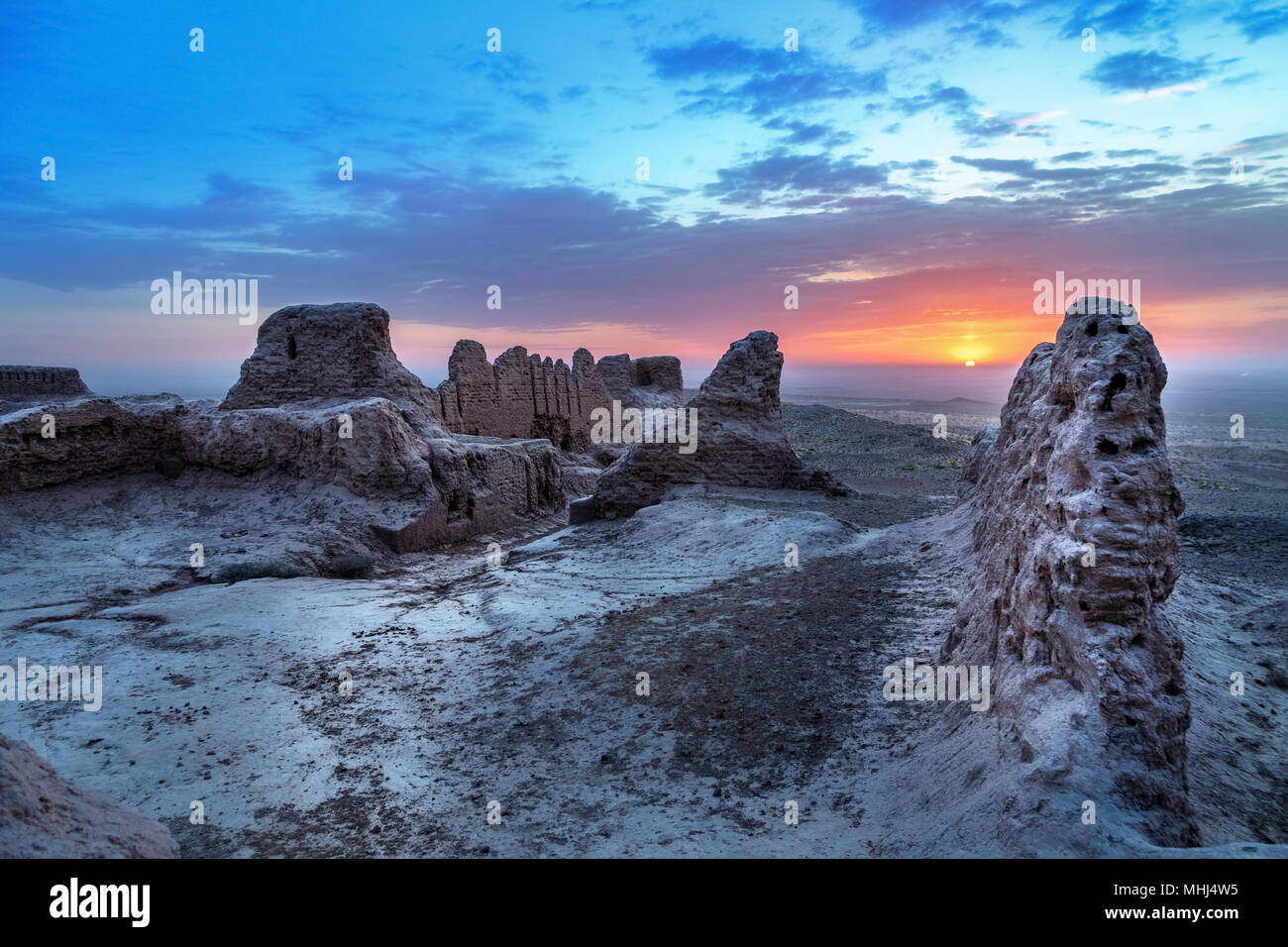 Sonnenaufgang über den verlassenen Ruinen der alten Festung Ayaz Kala in Khorezm Kyzylkum Wüste, Usbekistan Stockfoto
