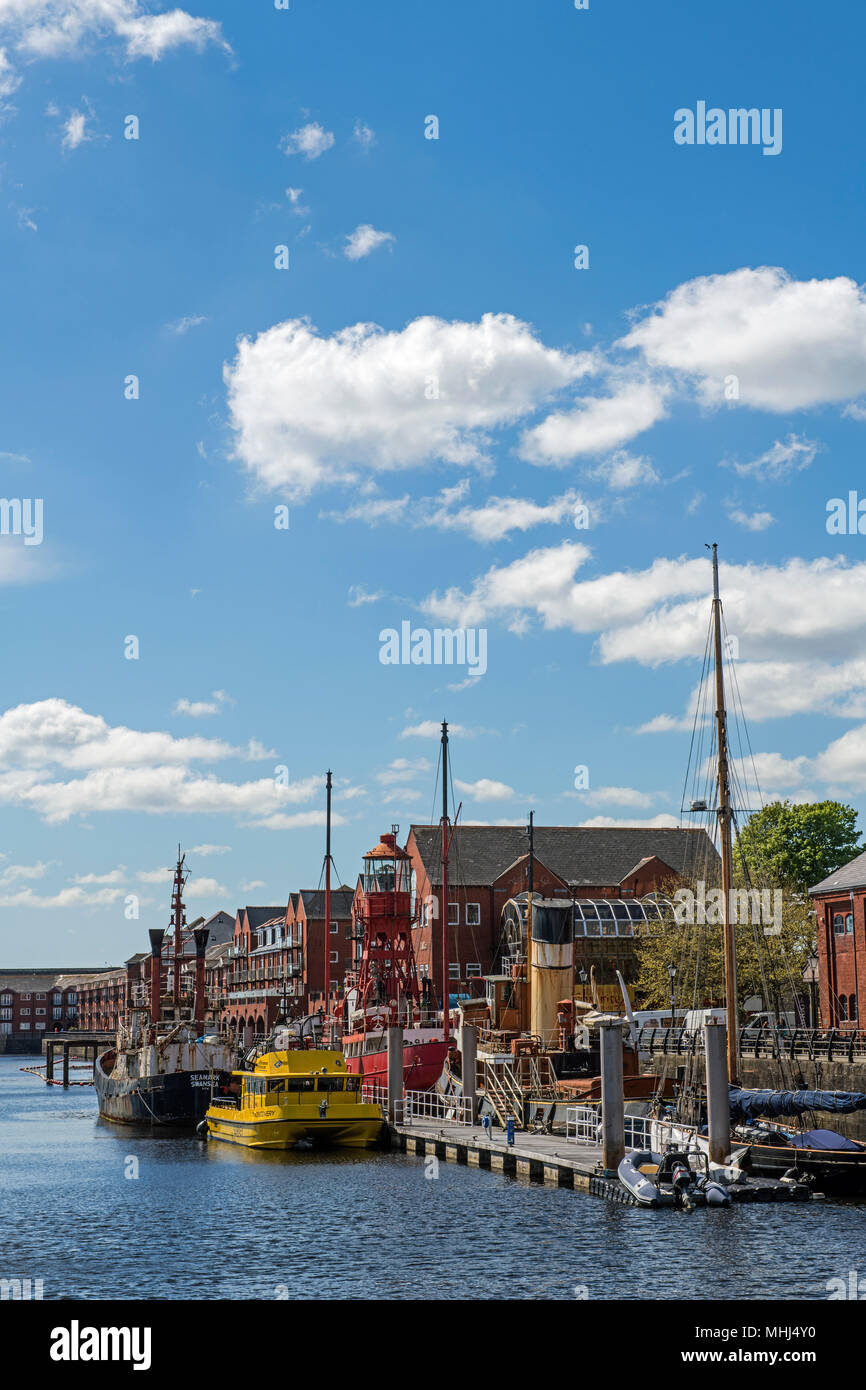 Die tawe Becken, jetzt eine Marina, in Swansea, die einige alte Boote durch das National Waterfront Museum, South Wales wiederhergestellt wird Stockfoto