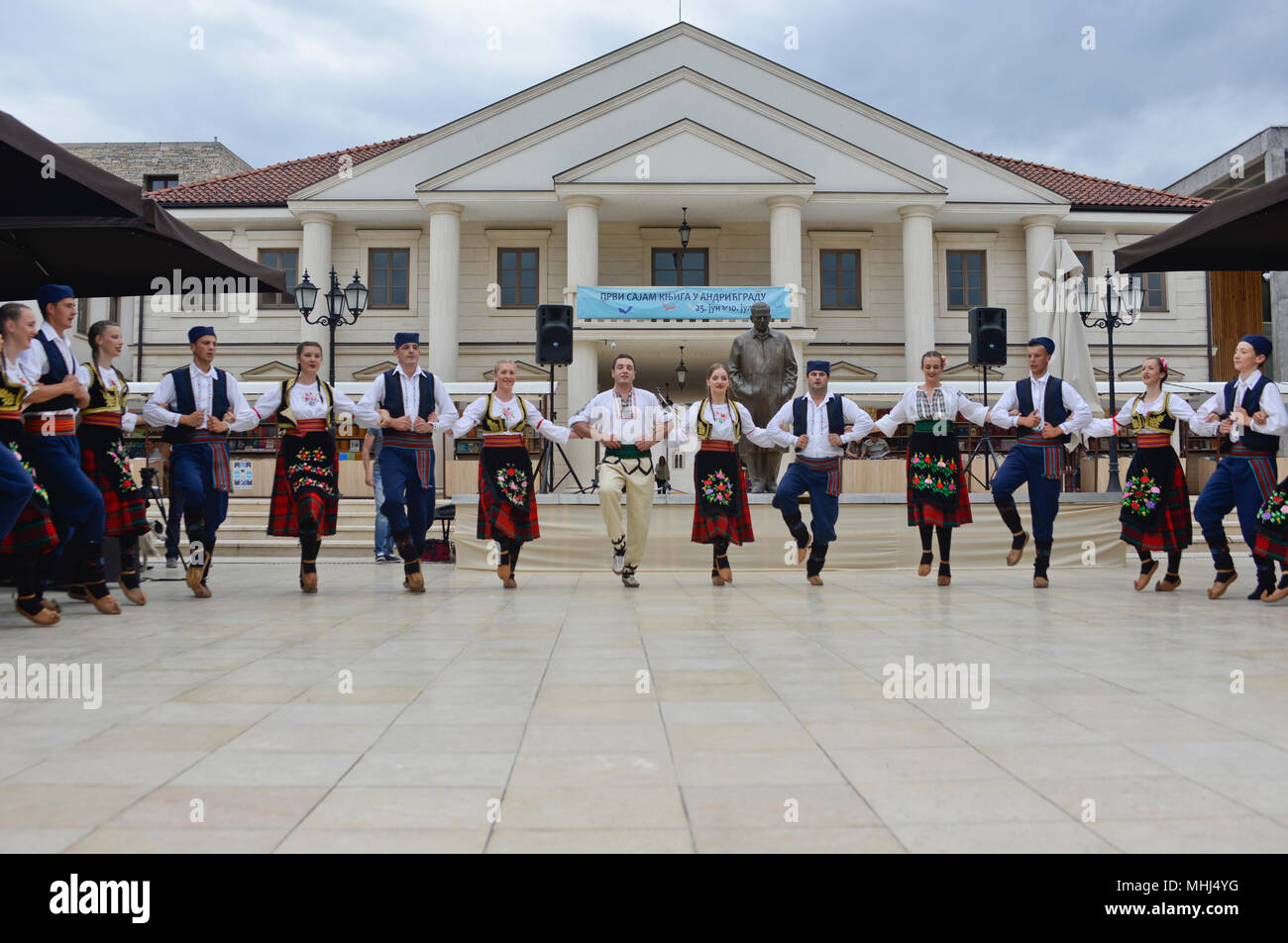Serbische traditionelle Volkstänzer. Andricgrad, Visegrad, Bosnien Und Herzegowina Stockfoto