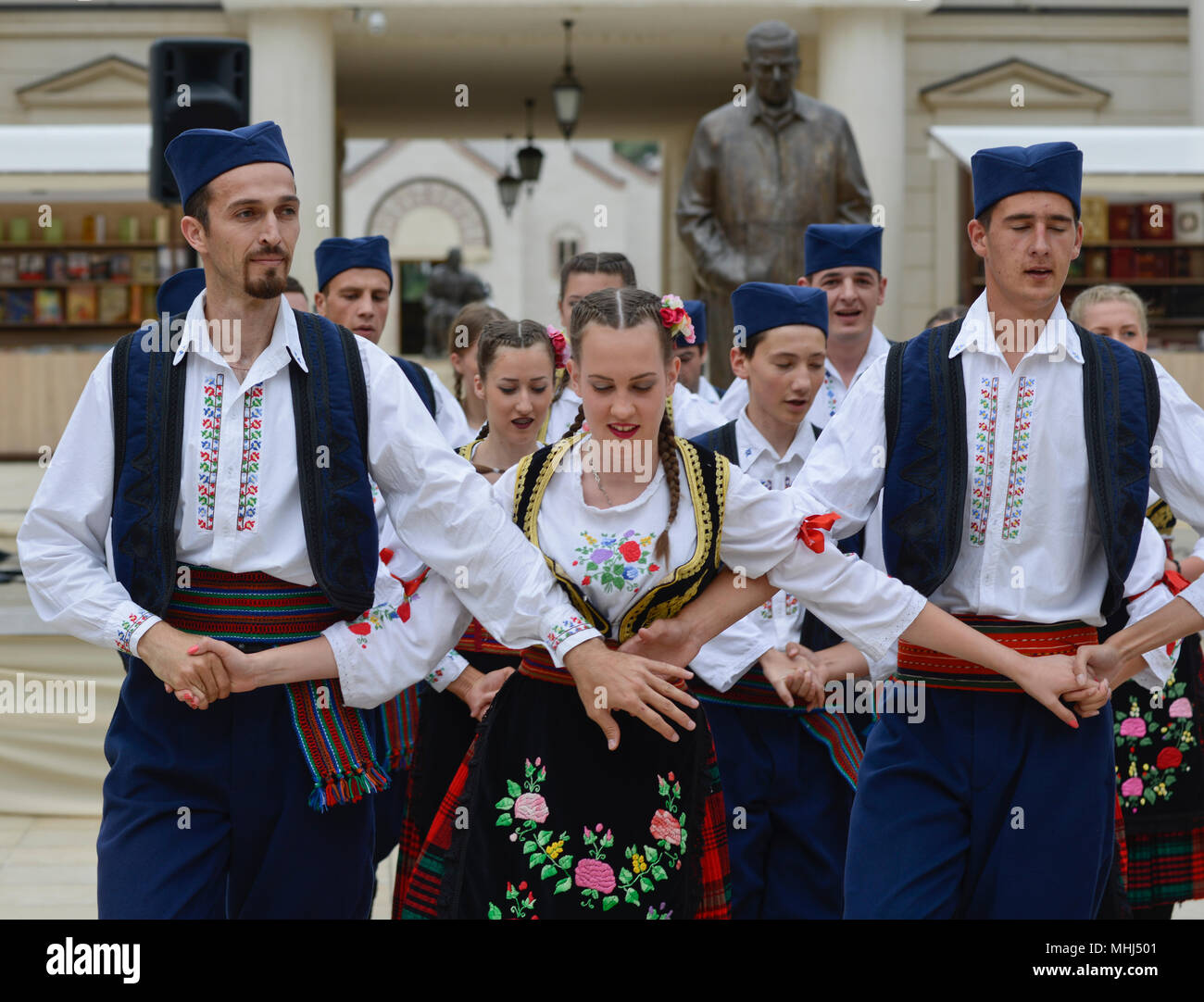Serbische traditionelle Volkstänzer. Andricgrad, Visegrad, Bosnien Und Herzegowina Stockfoto