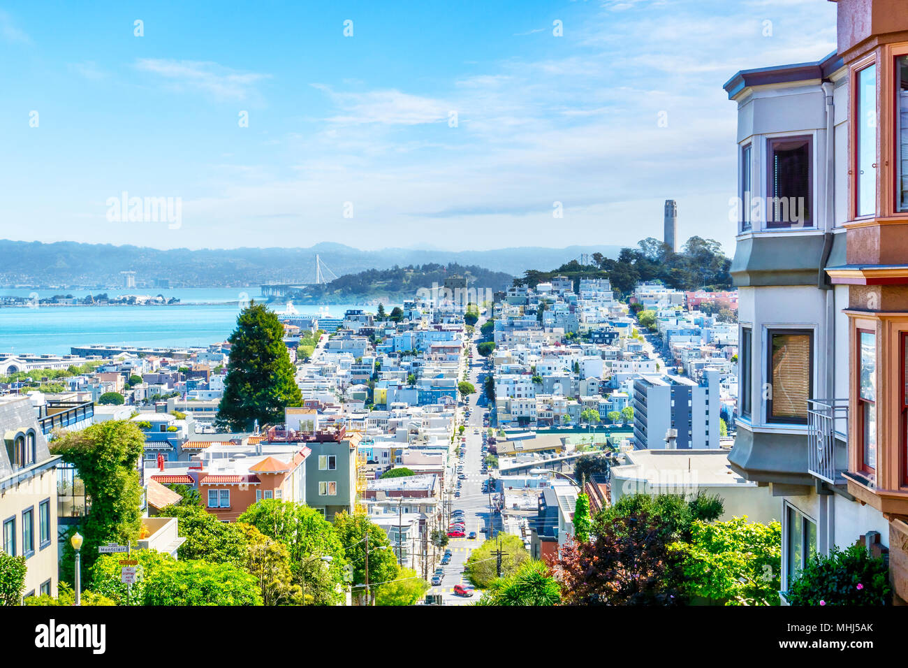 Hohe Betrachtungswinkel von San Francisco Skyline bei Lombard Street in Richtung San Francisco Bay in der Innenstadt von North Beach Gemeinschaft zeigen, Fisherman's Wharf und Co Stockfoto