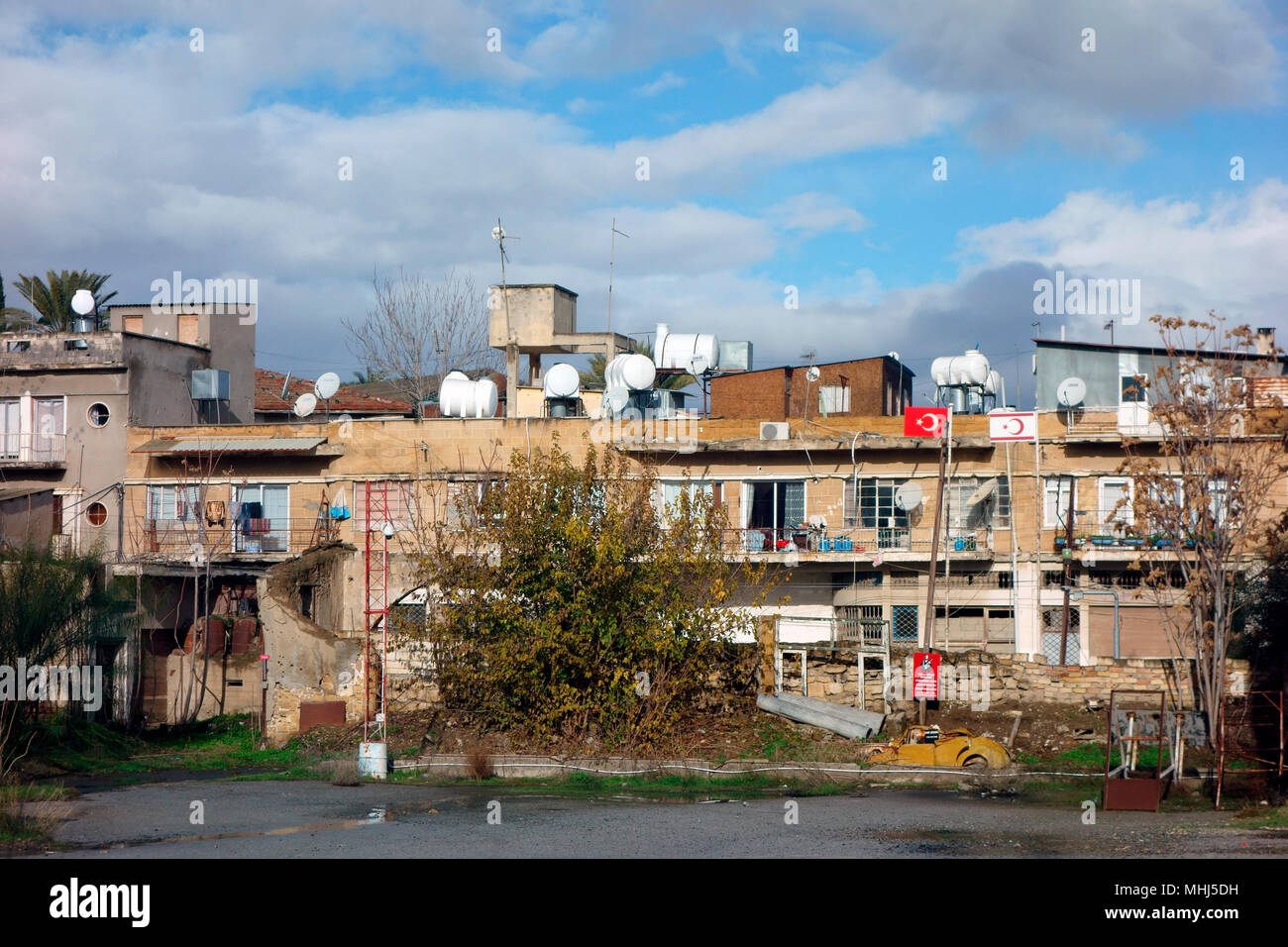 Wohngebäude hinter der Pufferzone der Vereinten Nationen (grüne Linie), Norden Nikosia/Lefkosa/Nikosia, Türkische Republik Nordzypern Stockfoto