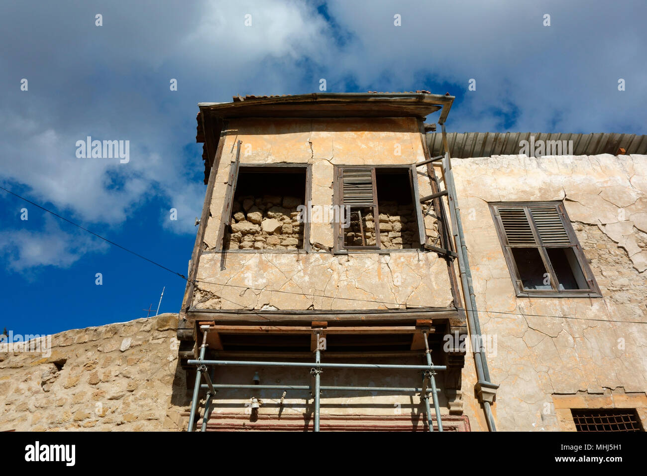 Verlassenes Haus in der Nähe von UN-Pufferzone (grüne Linie) im Norden von Nikosia/Lefkosa/Nikosia, Türkische Republik Nordzypern Stockfoto