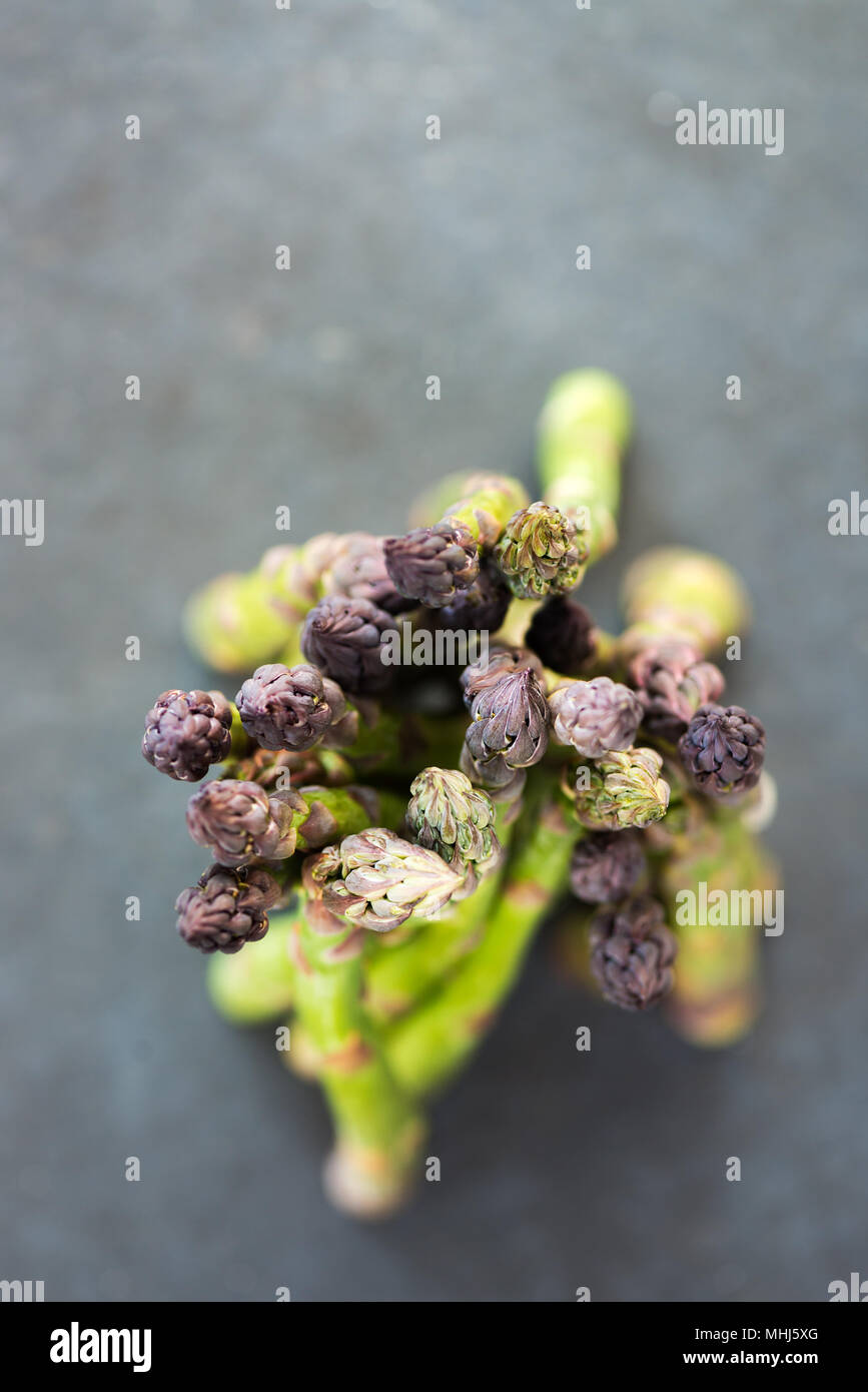 Schmackhafte, süß und zart Britischen Spargel, frischen und rohen Frühling Gemüse Stockfoto