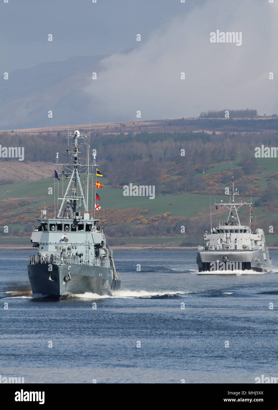 FGS Bad Bevensen (M1063) der Deutschen Marine, führt KNM Otra (M351) der norwegischen Marine, bei der Ankunft für Übung gemeinsame Krieger 18-1. Stockfoto