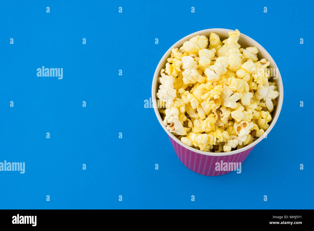 Popcorn blauer Hintergrund Stockfoto