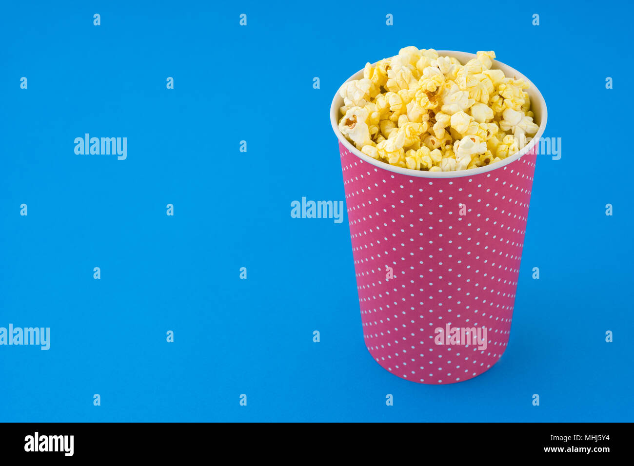 Popcorn blauer Hintergrund Stockfoto