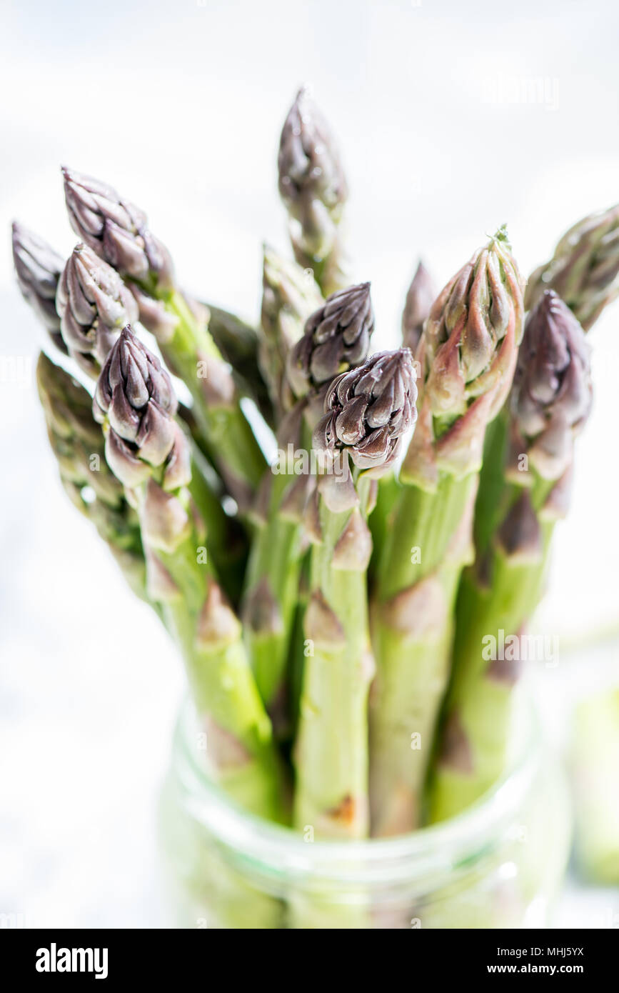 Schmackhafte, süß und zart Britischen Spargel, frischen und rohen Frühling Gemüse Stockfoto