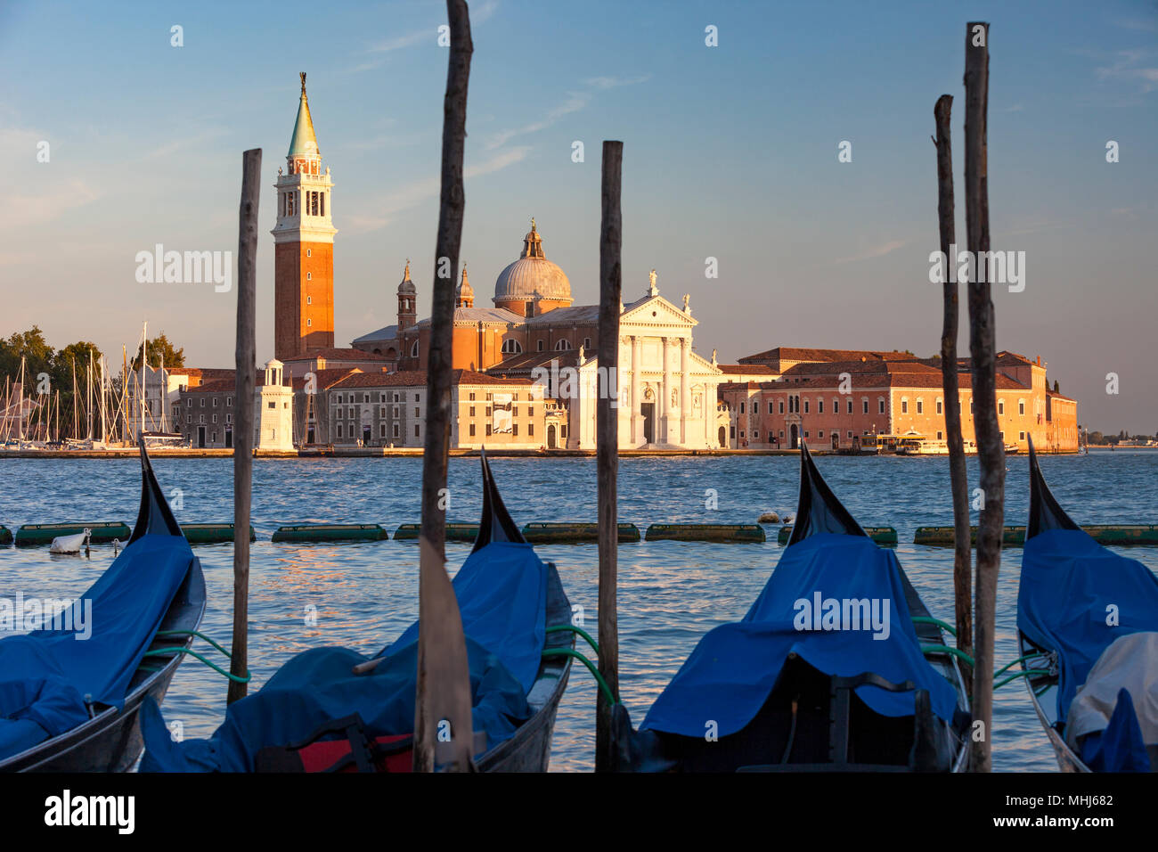 Gondeln günstig über den Kanal von San Giorgio Maggiore, Venedig, Venetien, Italien Stockfoto