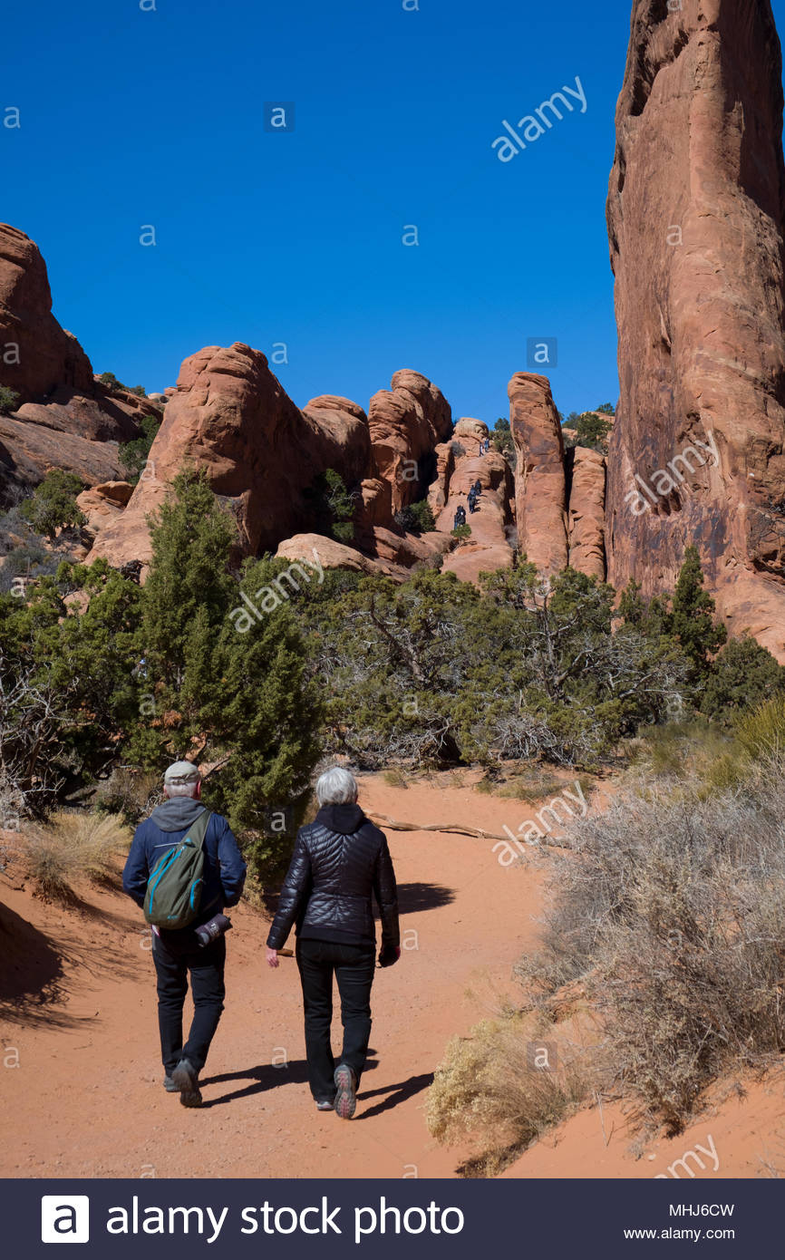 Mann Und Frau Wandern Auf Primitive Trail Teil Der Devils Garden