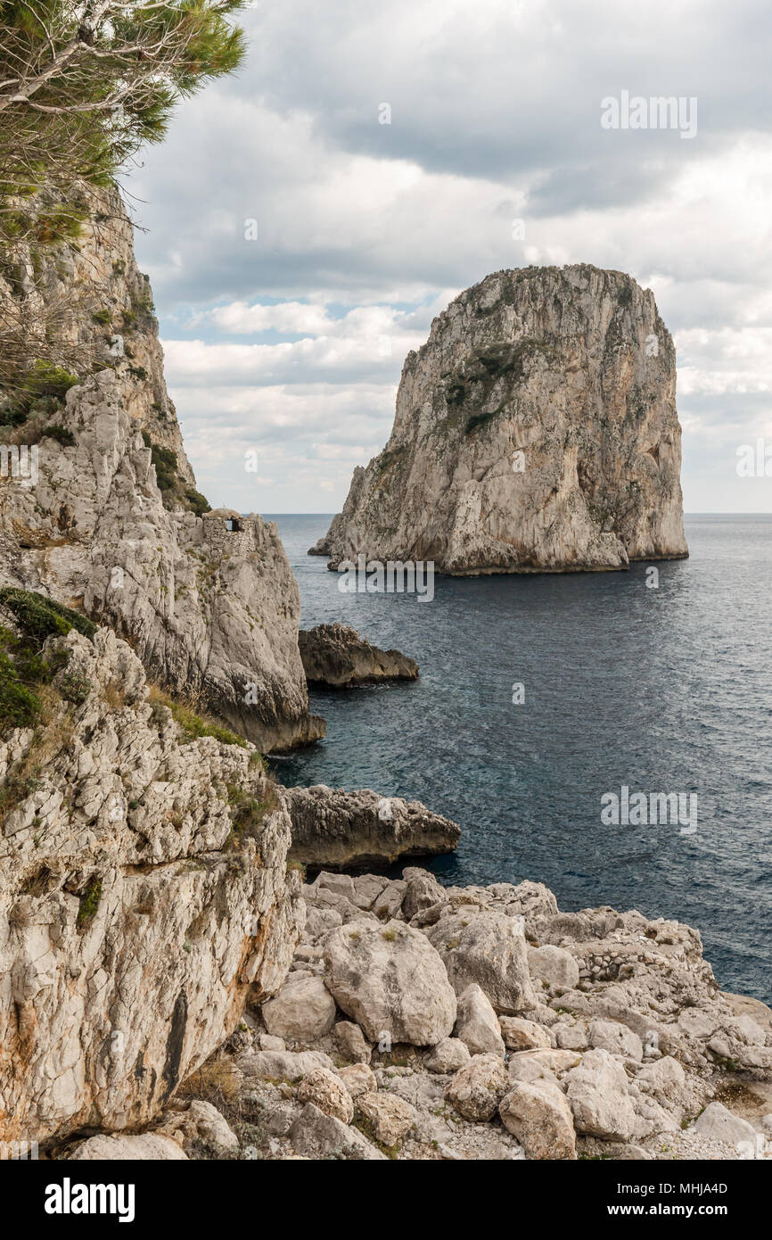 Blick auf Capri (Kampanien, Italien) typische Faraglioni (Meer Stapeln) Stockfoto