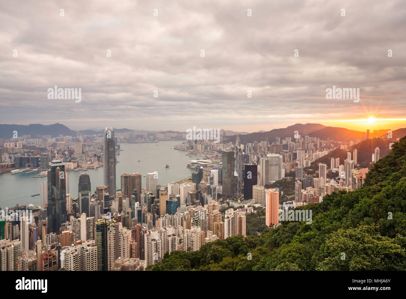 Ein Blick auf die Hong Kong Skyline Blick nach Osten in der Dämmerung Stockfoto