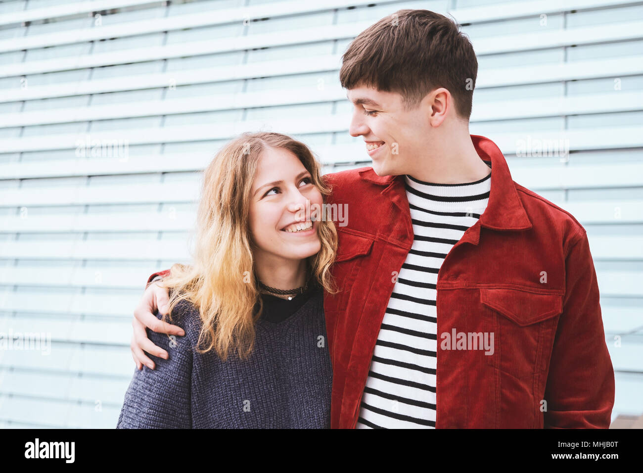 Teenage Paar verliebt in die Augen, städtische Umgebung mit Kopie Raum Stockfoto