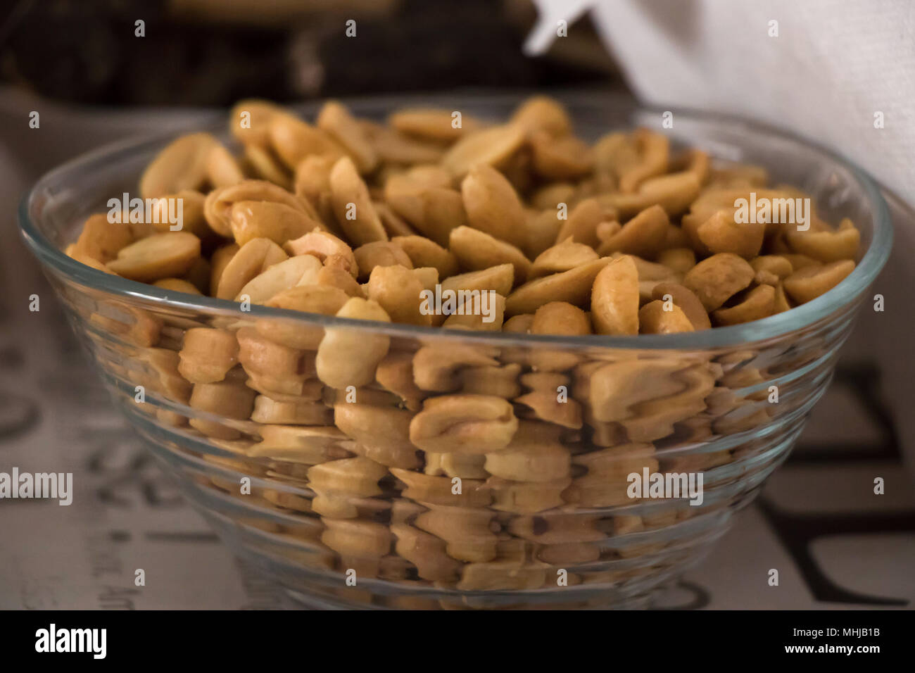 Erdnüsse in einer transparenten Schüssel Szene Stockfoto