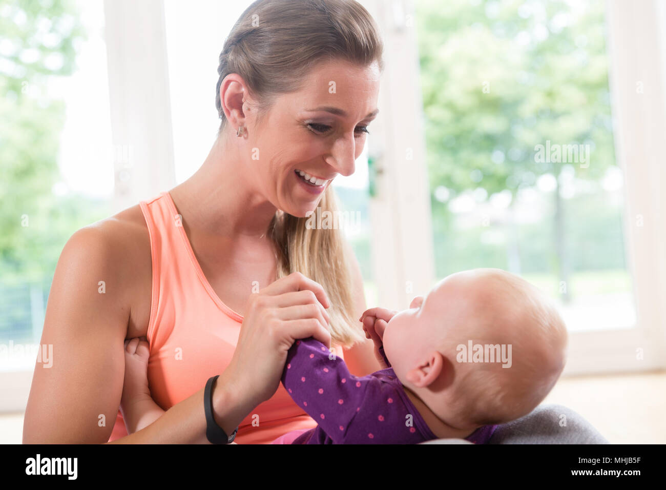 Mutter und Neugeborenes Baby spielen zusammen in Baby Kurs Stockfoto