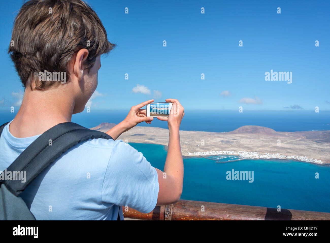 Junger Mann Bilder mit seinem Smartphone, in Lanzarote, Spanien Stockfoto