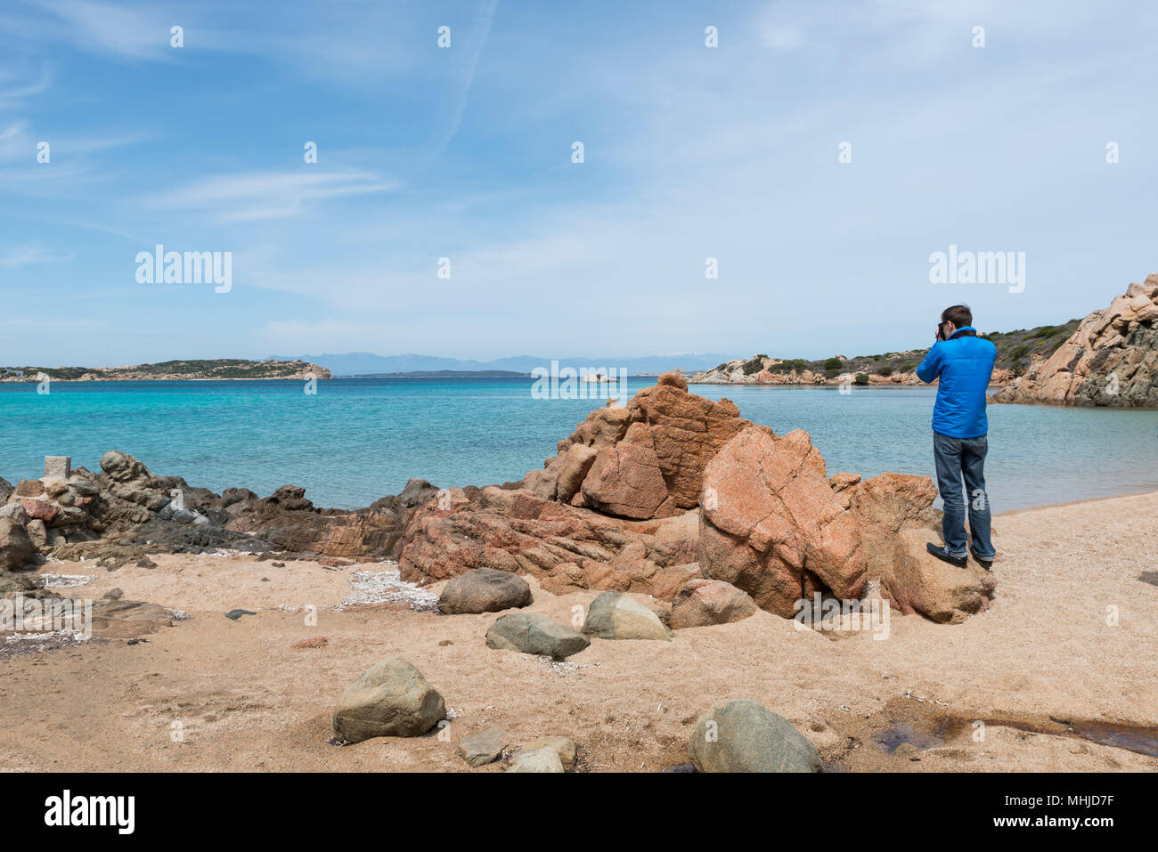 Man macht Fotos von der schönen Natur der Insel Maddalena, die Insel gehört zu Italien und erreichen Sie mit der Fähre von Palau Stockfoto