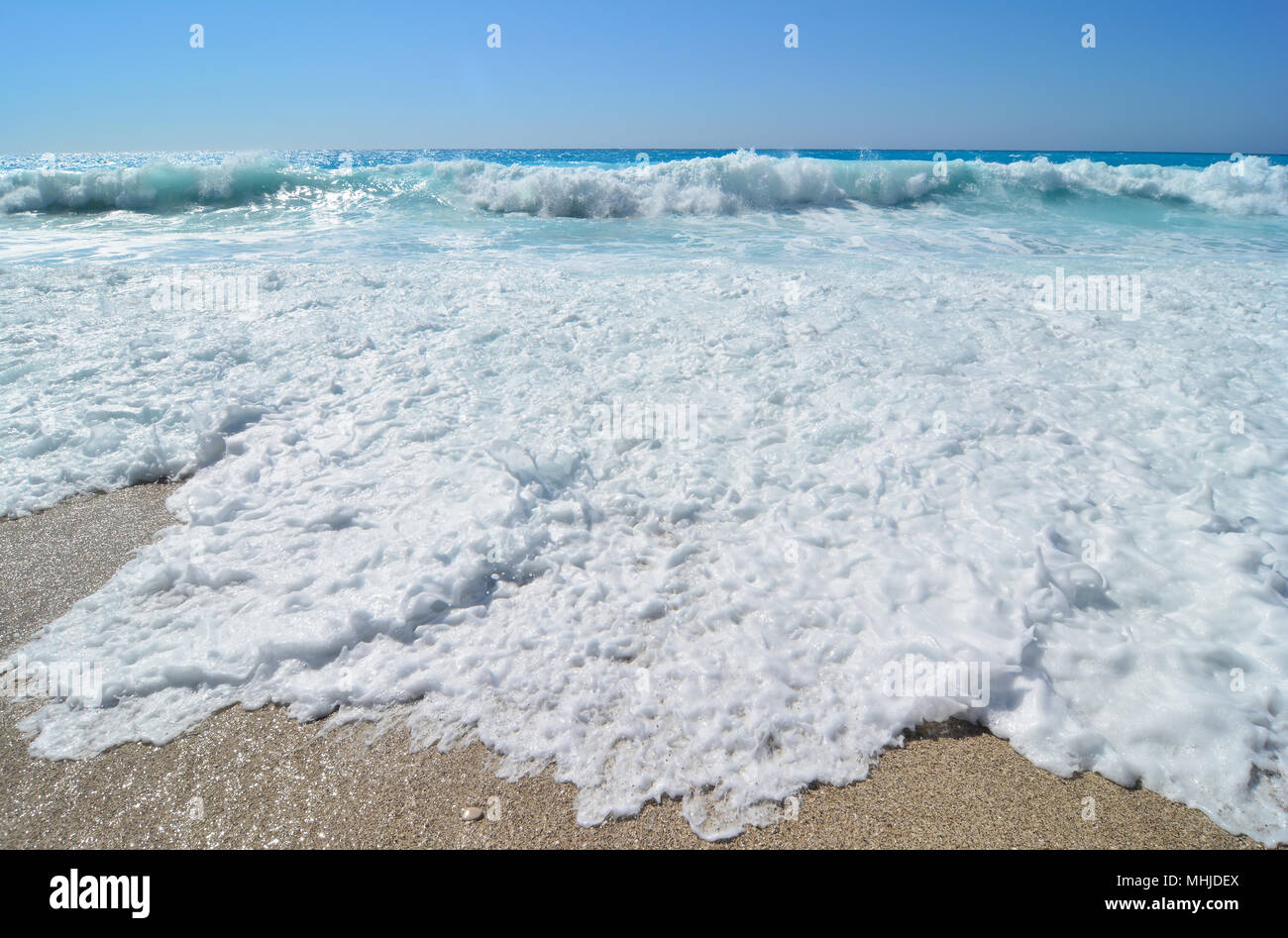 Mächtige, große vawes und Sea Foam im Vordergrund, Weiß und bluue, die Farben der griechischen Flagge, berühmten Strand an der Ionischen Insel Lefkada Stockfoto