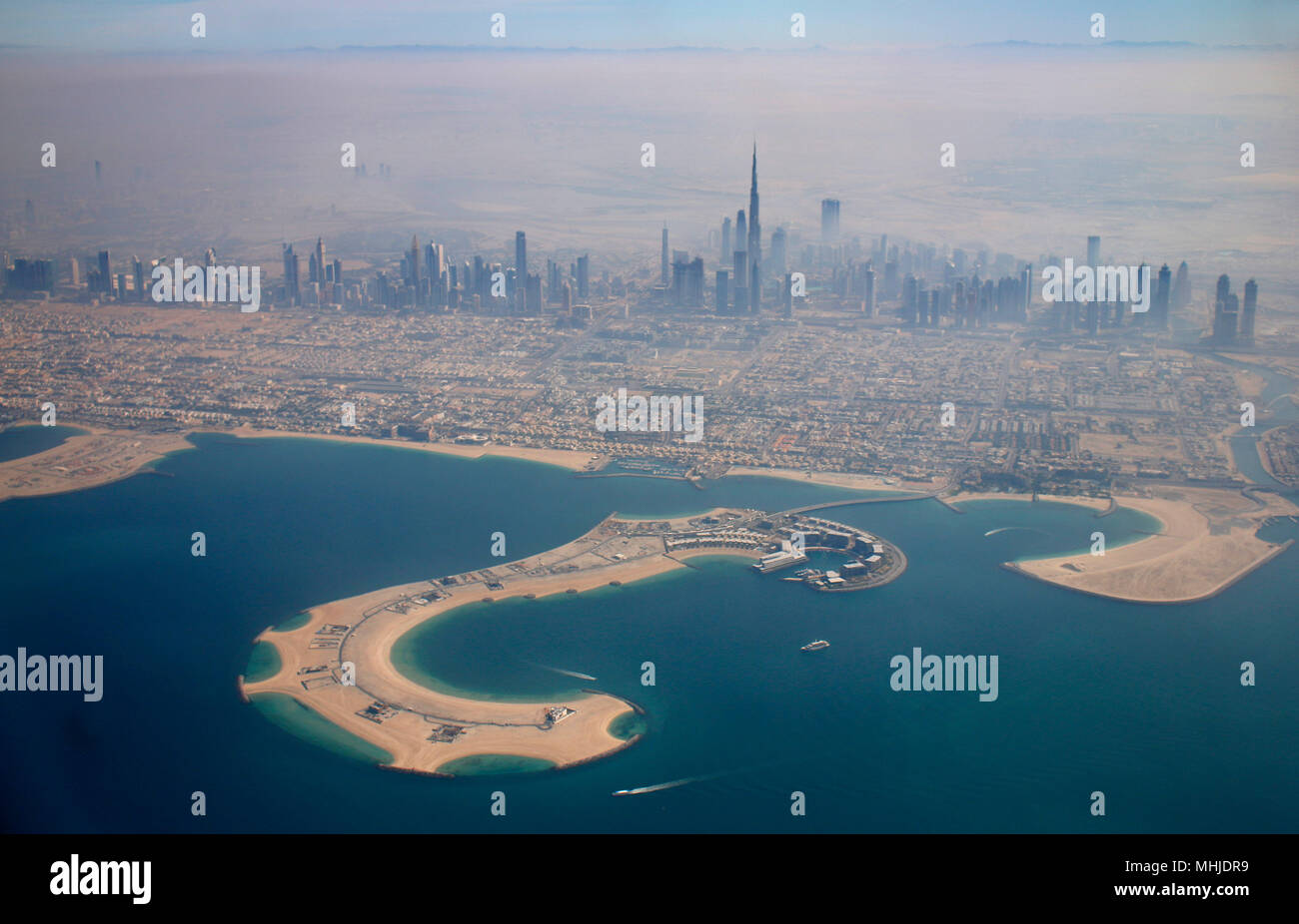 Das Hochste Gebaude Der Welt Das Burj Al Khalifa Ragt Aus Der Staubigen Sand Wolken Uber Downtown Dubai Stockfotografie Alamy