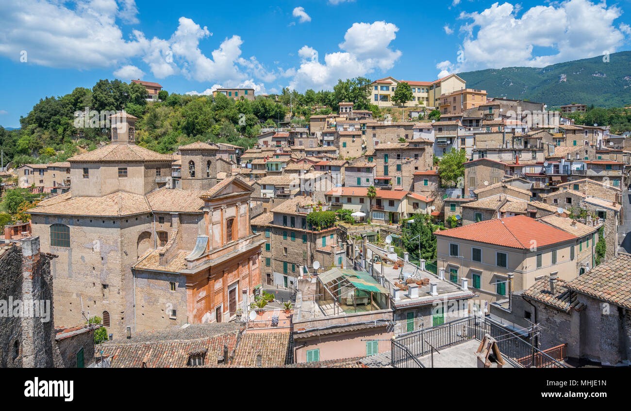 Subiaco Altstadt in einem Sommermorgen, Provinz Rom, Latium, Italien. Stockfoto