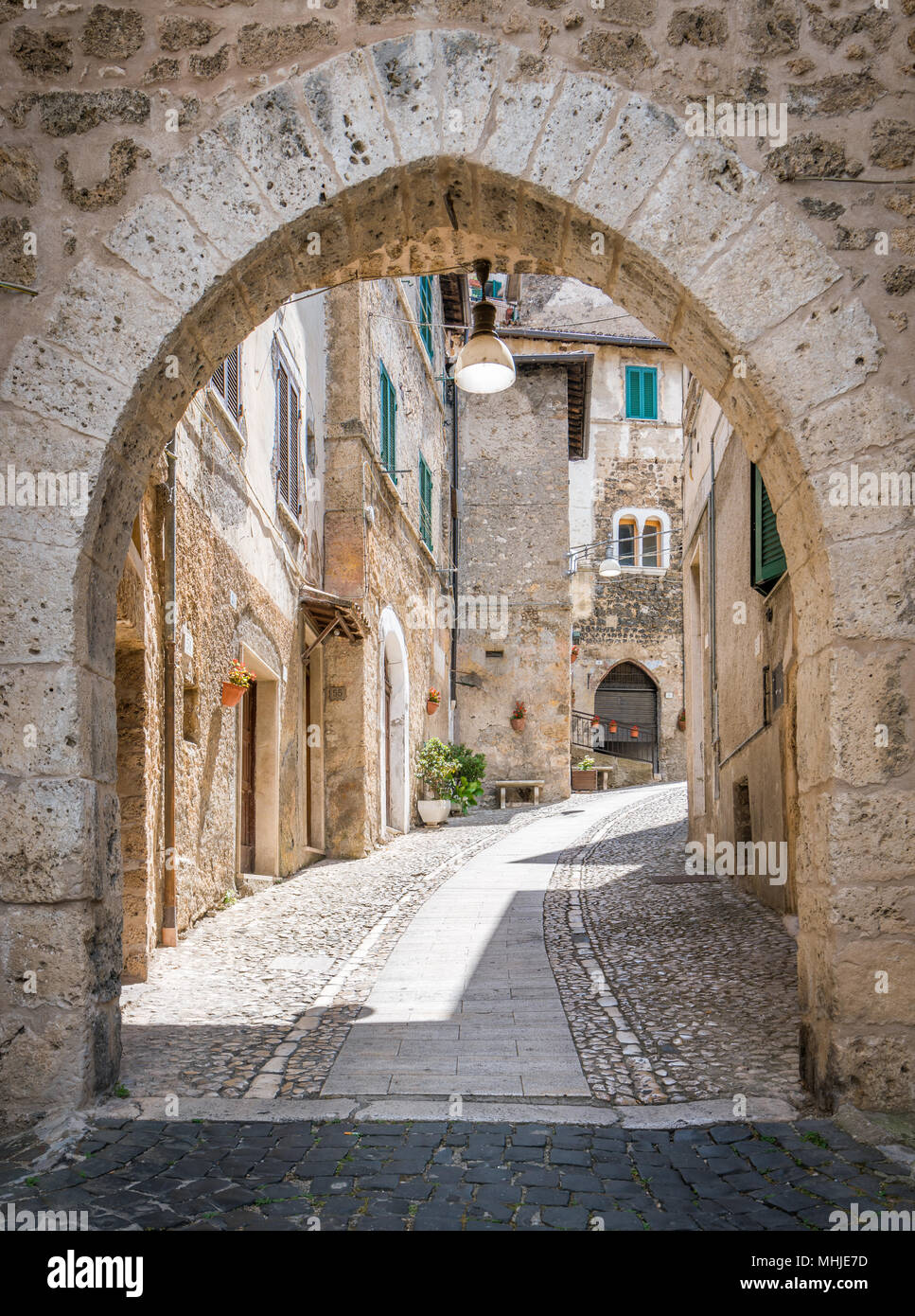 Subiaco Altstadt in einem Sommermorgen, Provinz Rom, Latium, Italien. Stockfoto