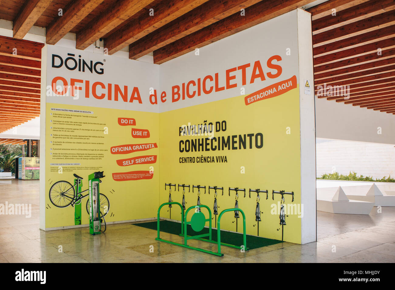 Portugal, Lissabon, 29. April 2018: Fahrradverleih Bahnhof oder Parkplatz und eine Werkstatt für Fahrräder. Stockfoto