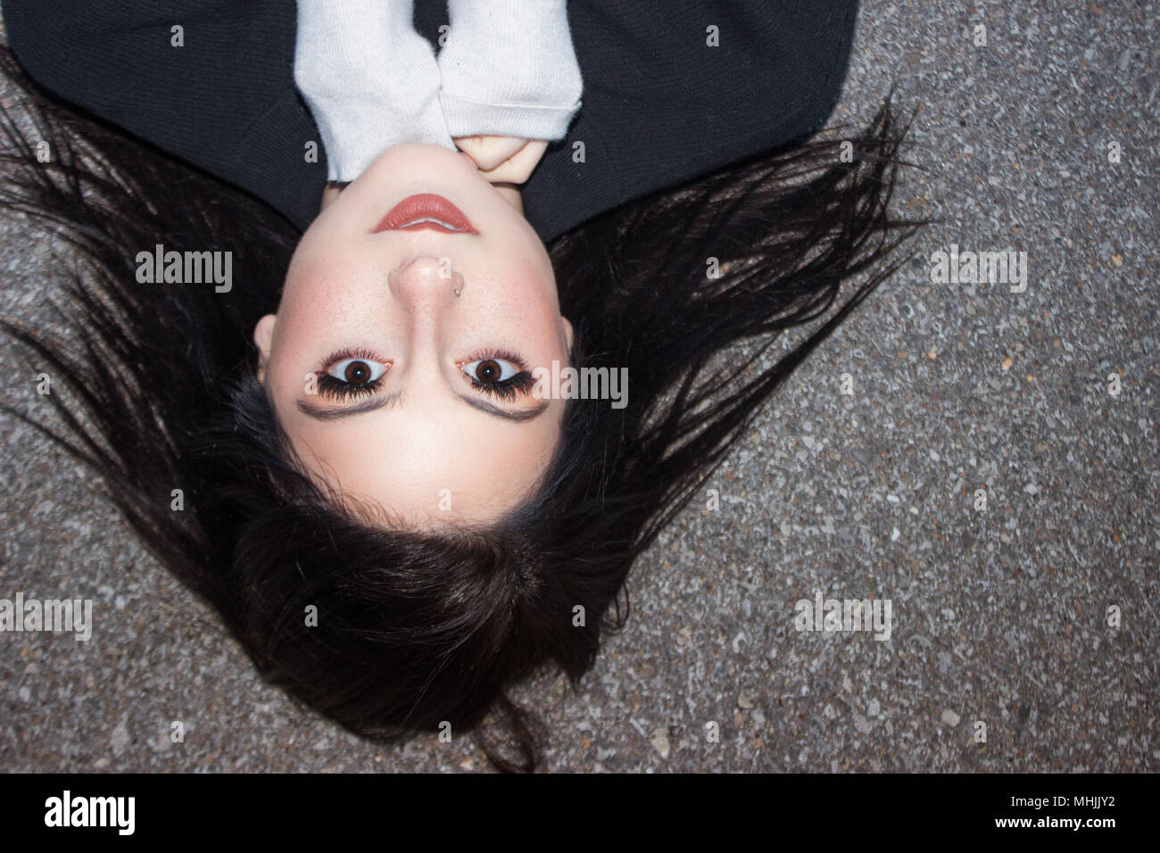 Weibliches Model mit dem dunklen Haar Stockfoto